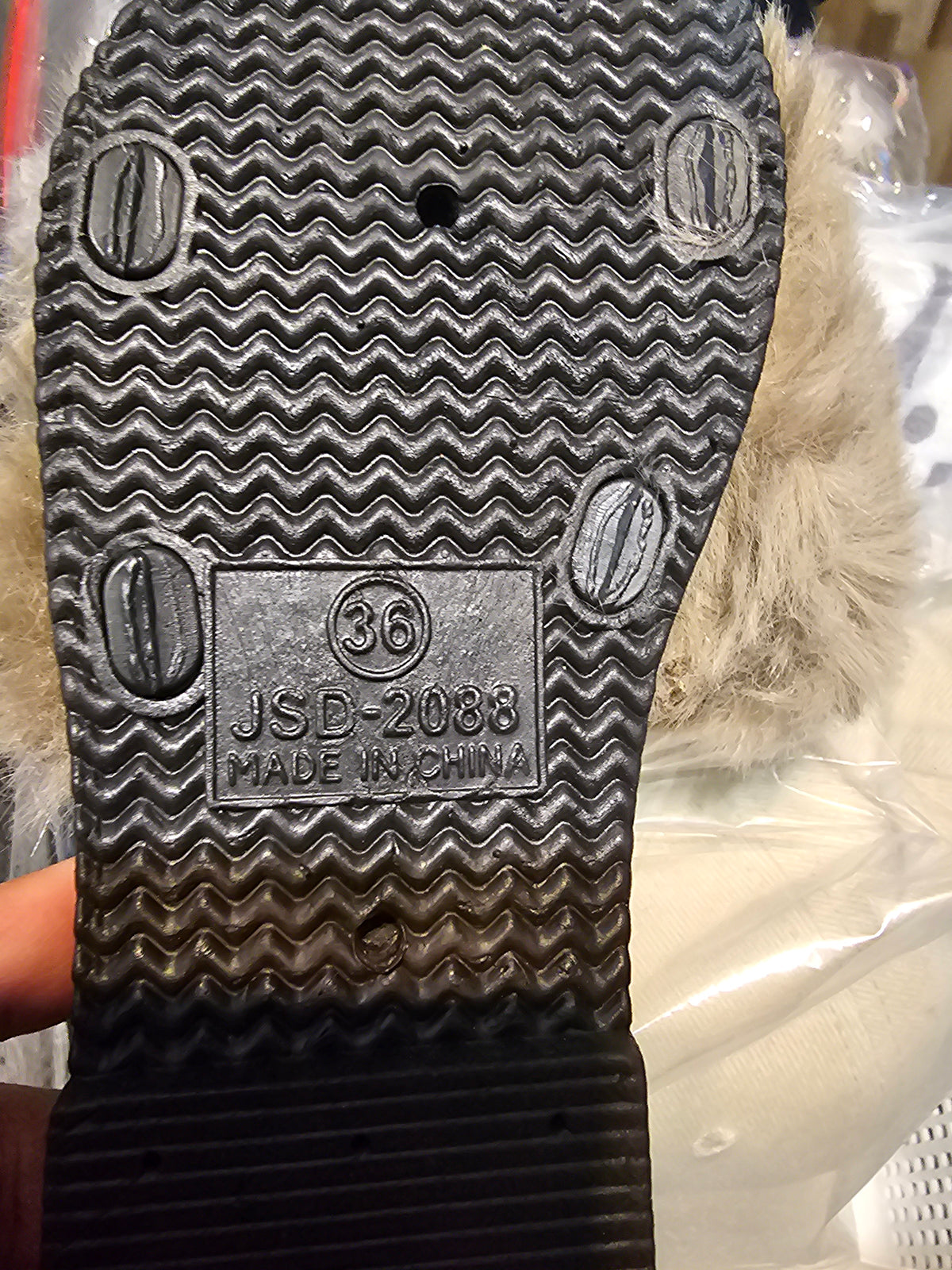 Comfy slippers size (6-6 1/2)