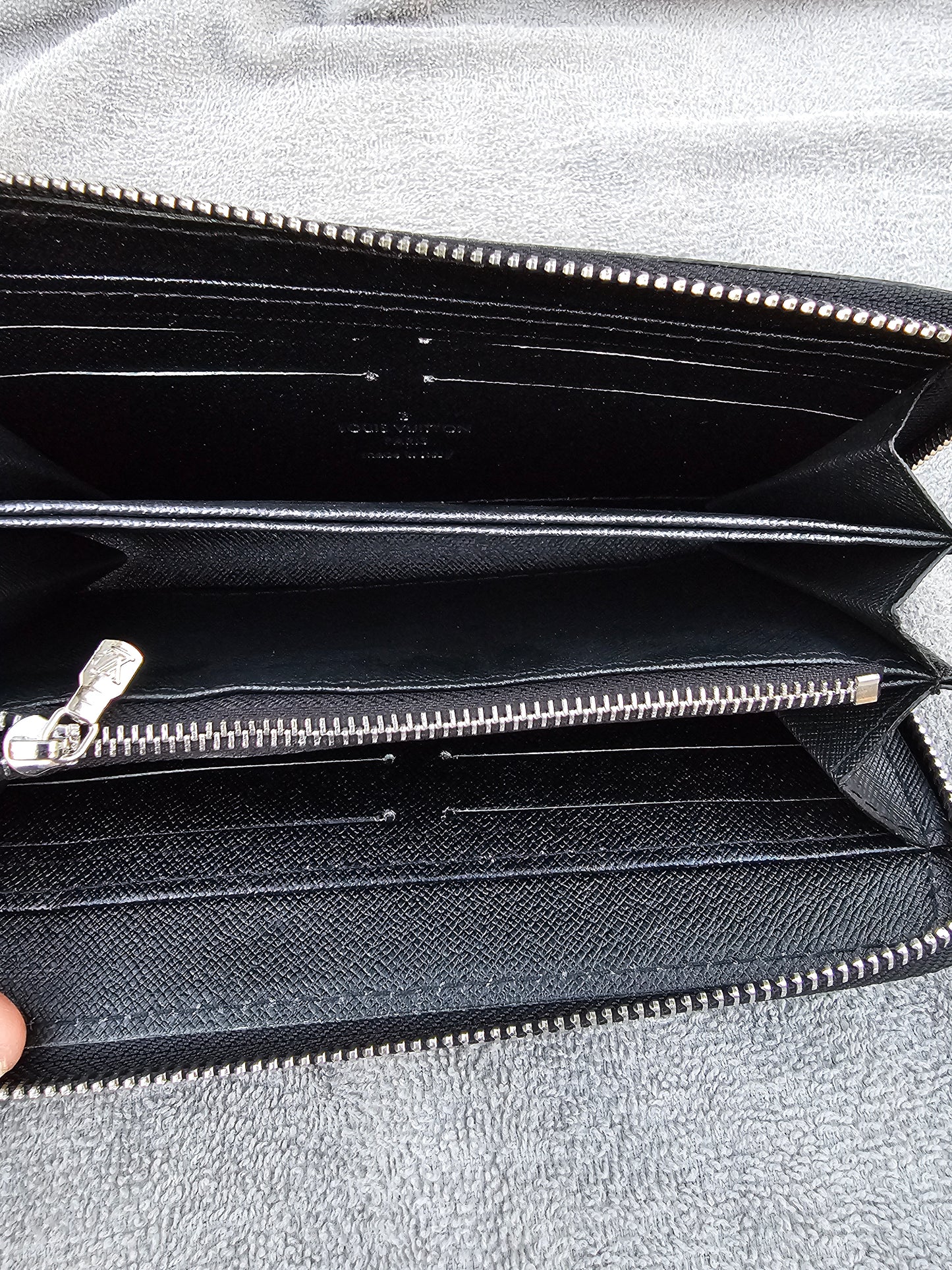 Full-size zippy wallet