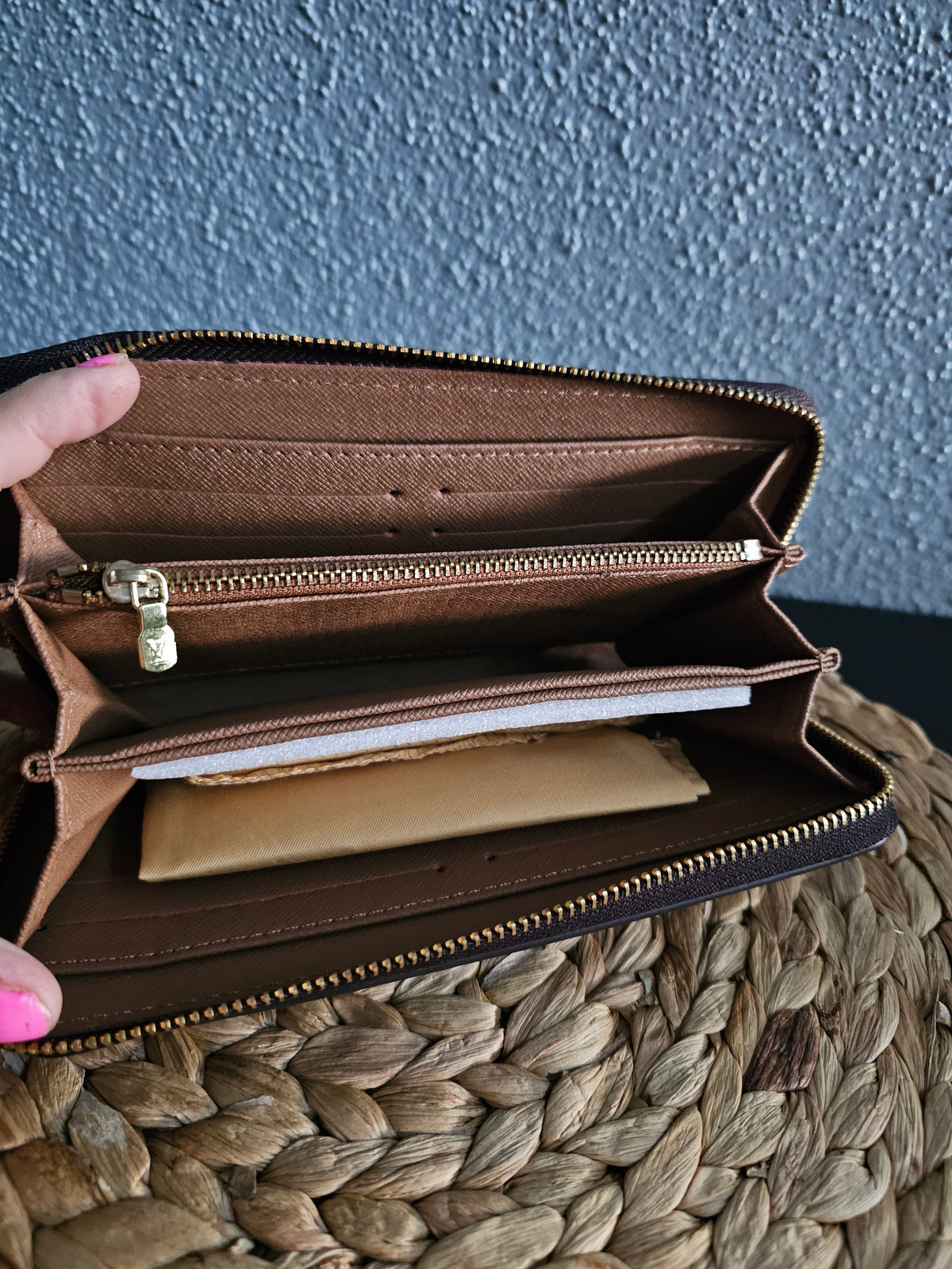 Full-size zippy wallet
