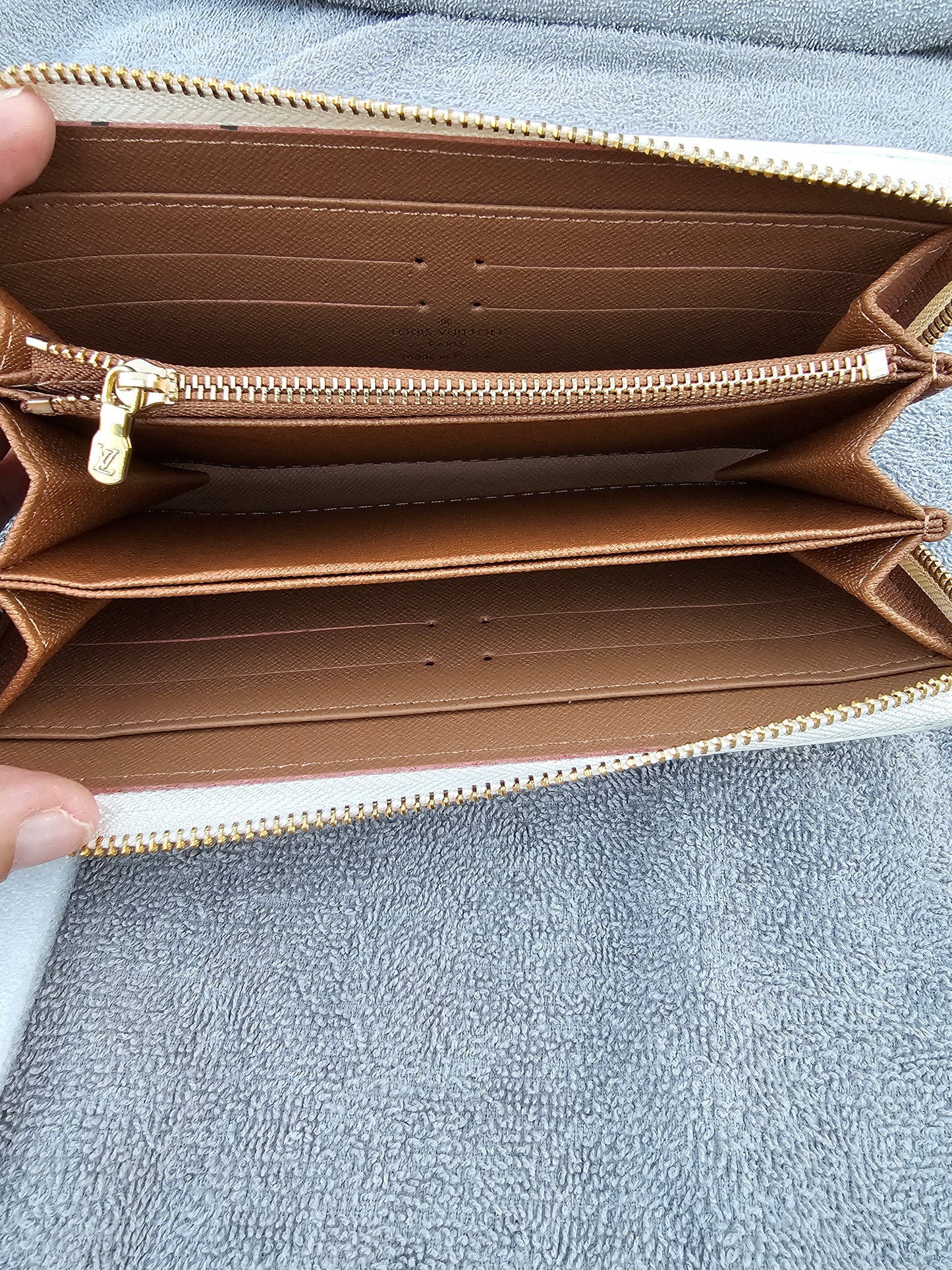 Full-size zippy wallet