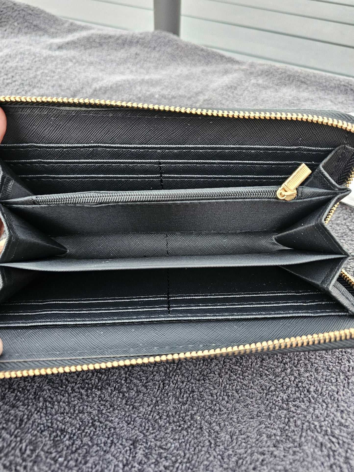 Full-size zippy wallet