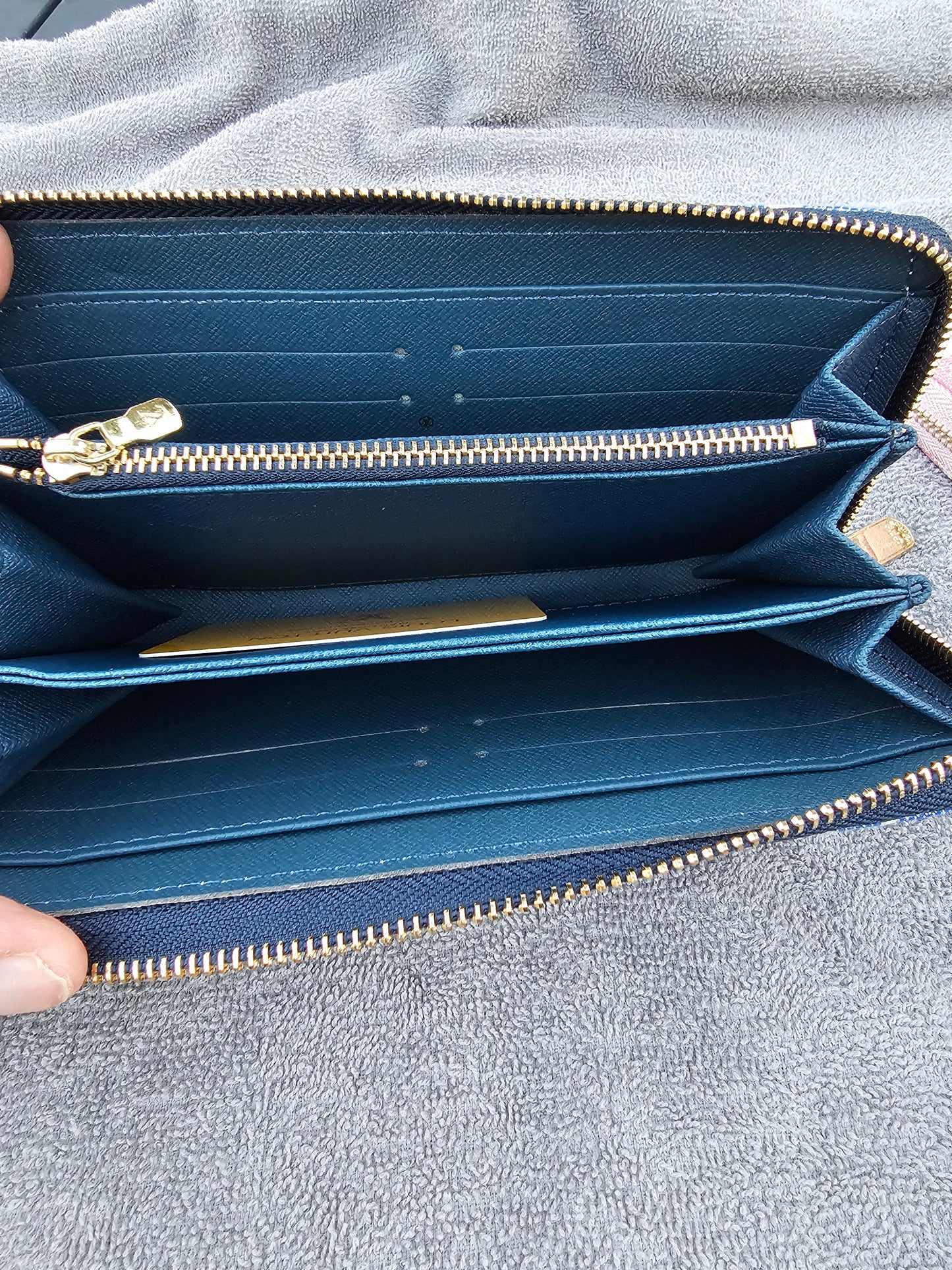 Full-size zippy wallet