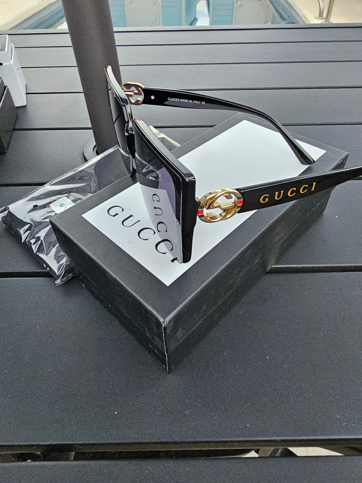 G-g sunglasses w/case