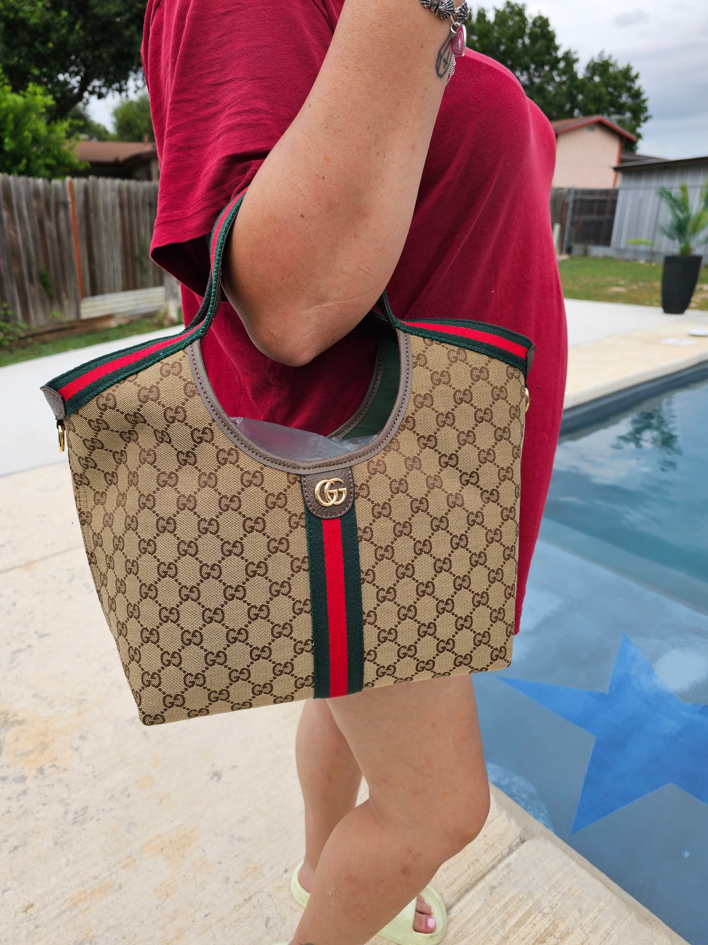 Crossbody/hand carry size large