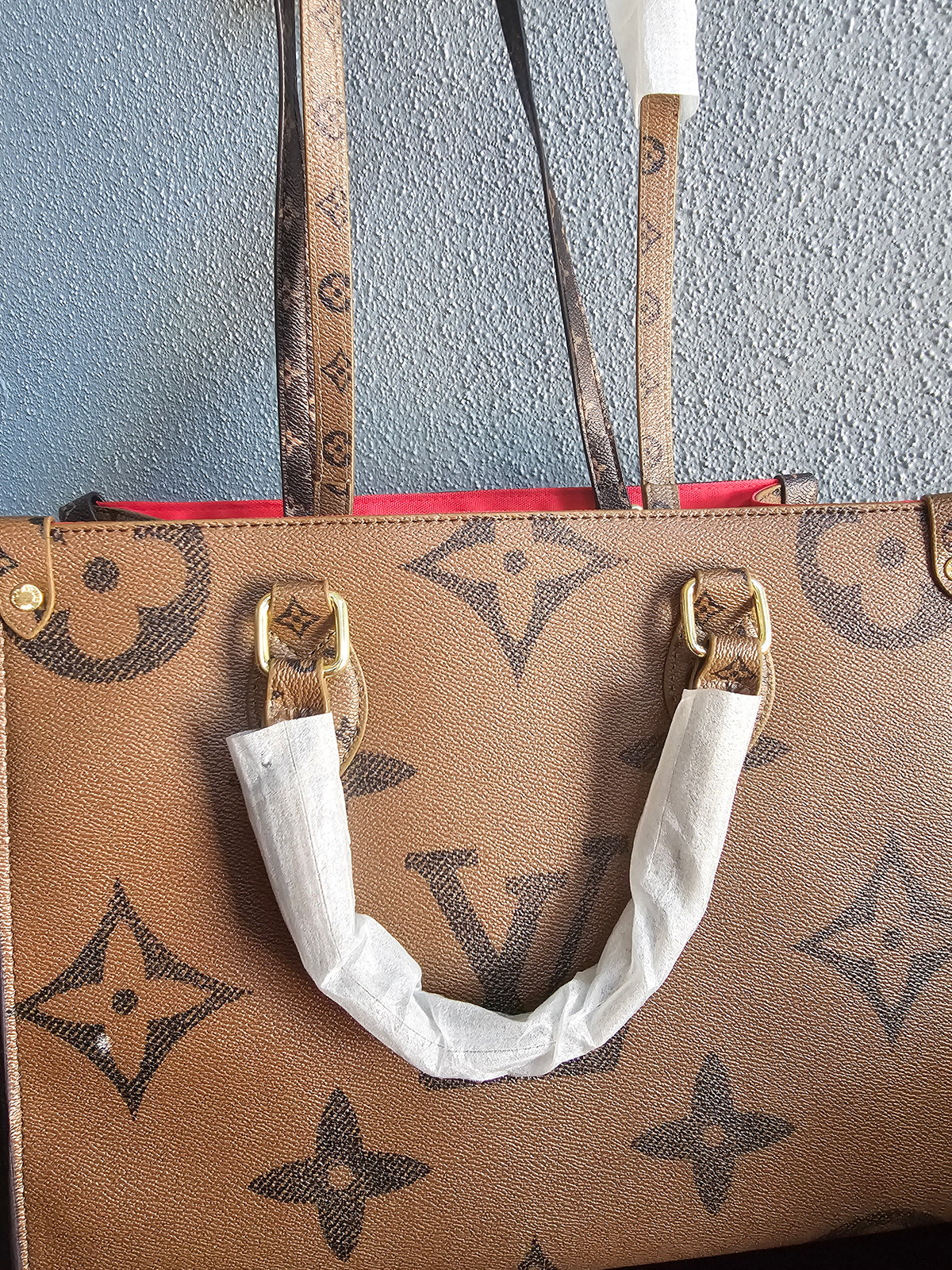 đź’ĄCLEARANCE large on the go bag (small spot on the bag)