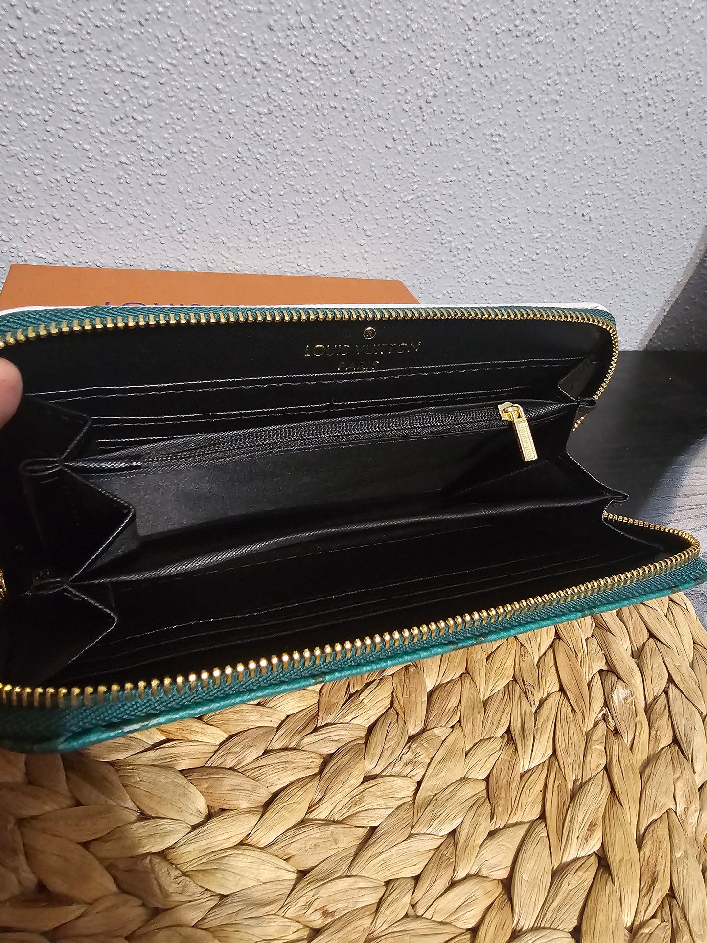 Full-size zippy wallet