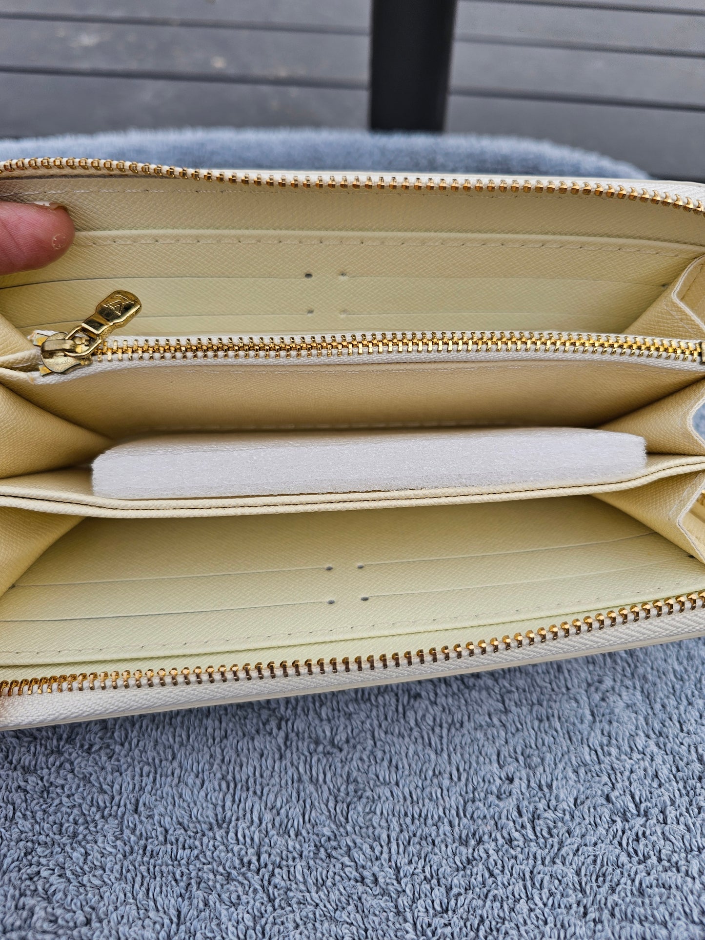 Full-size zippy wallet