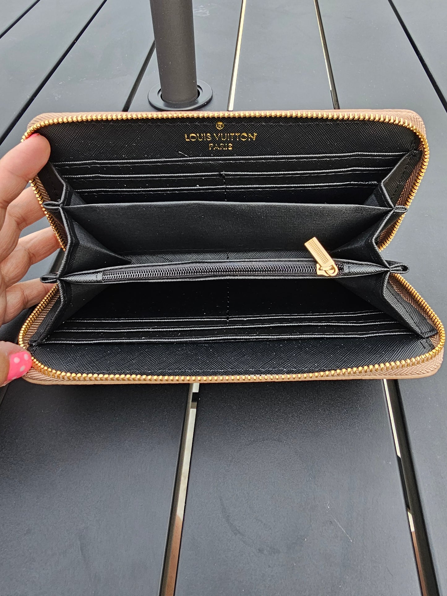 Full-size zippy wallet