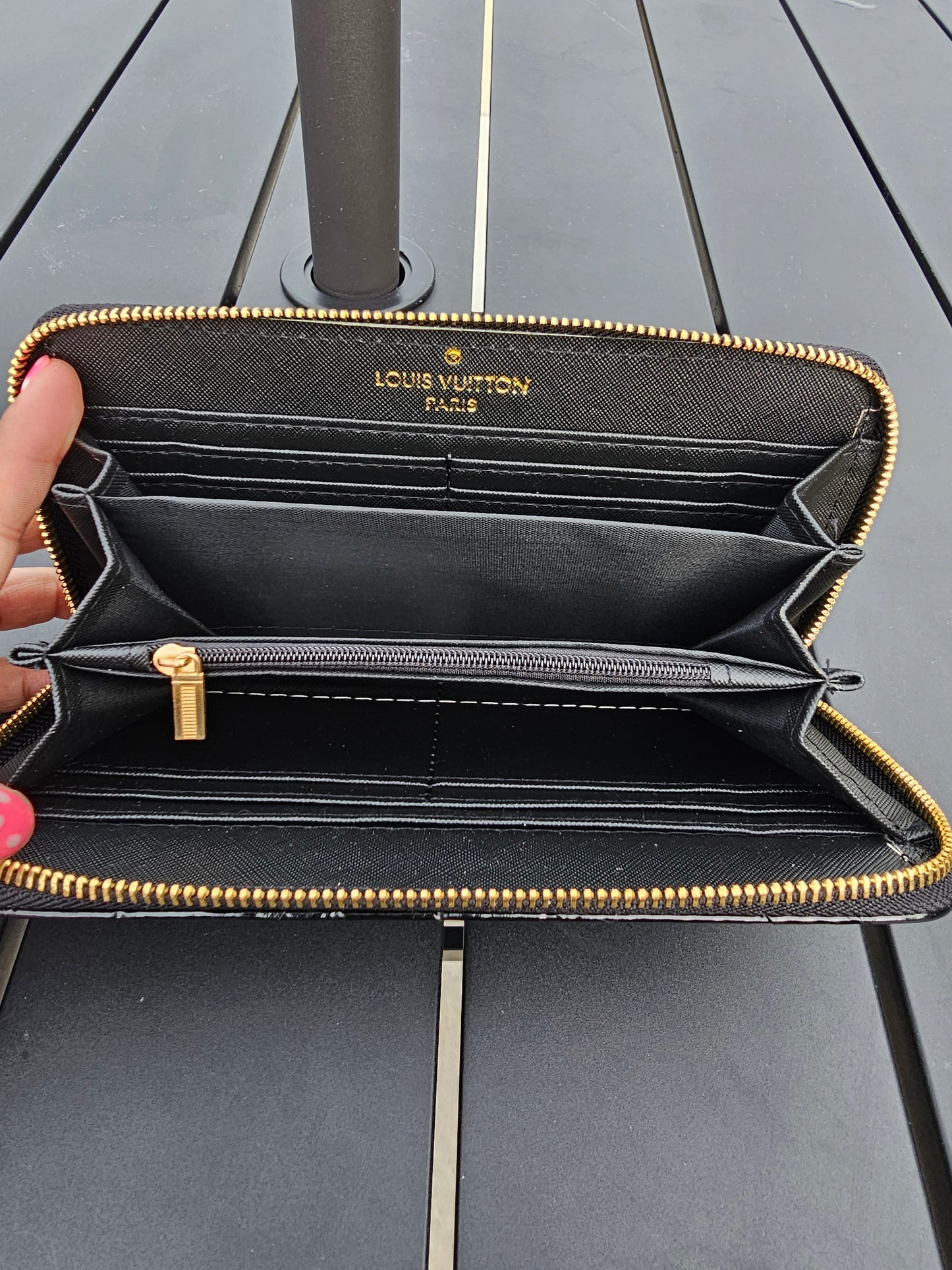 Full-size zippy wallet