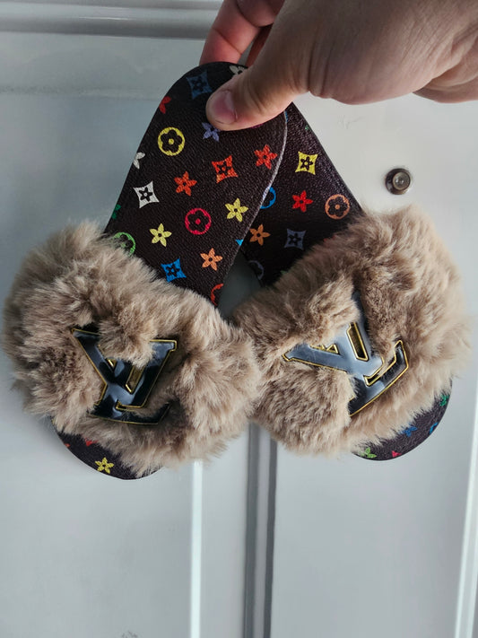 Comfy slippers size (6.5-7)