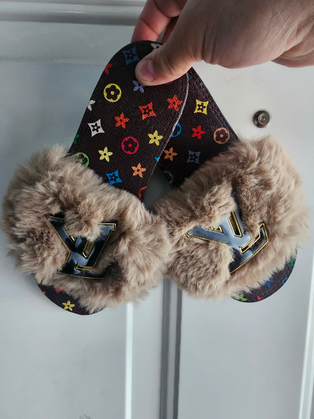 Comfy slippers size (6-6 1/2)