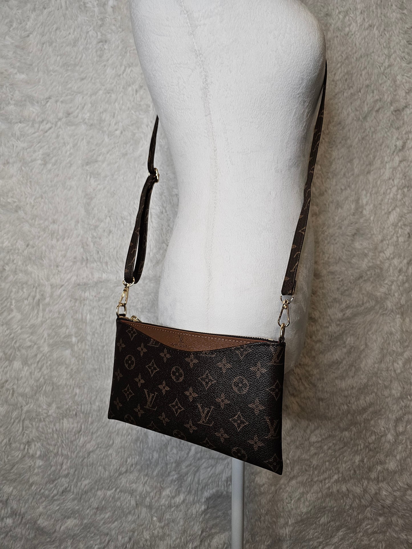 Crossbody/wristlet