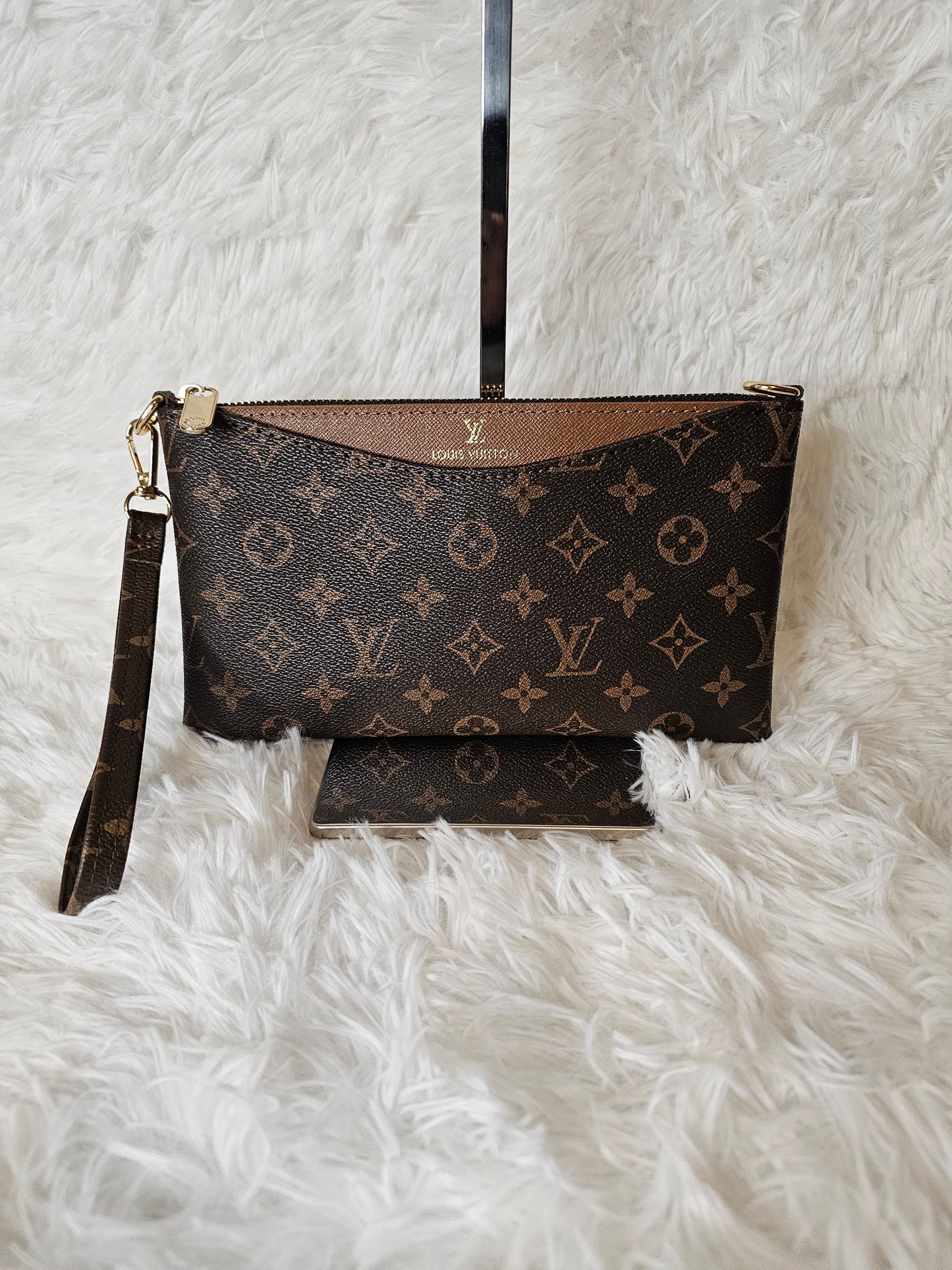 Crossbody/wristlet