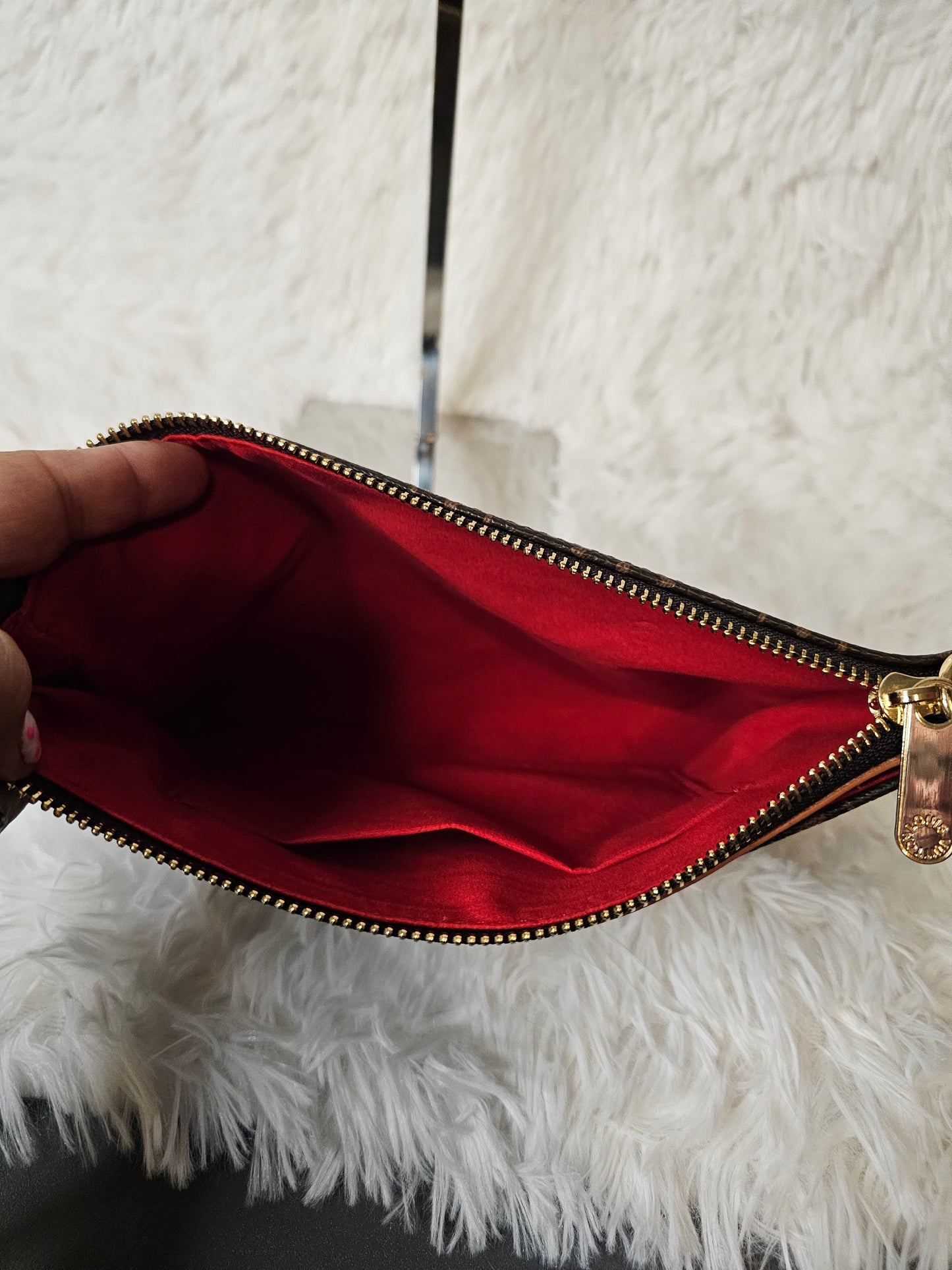 Crossbody/wristlet