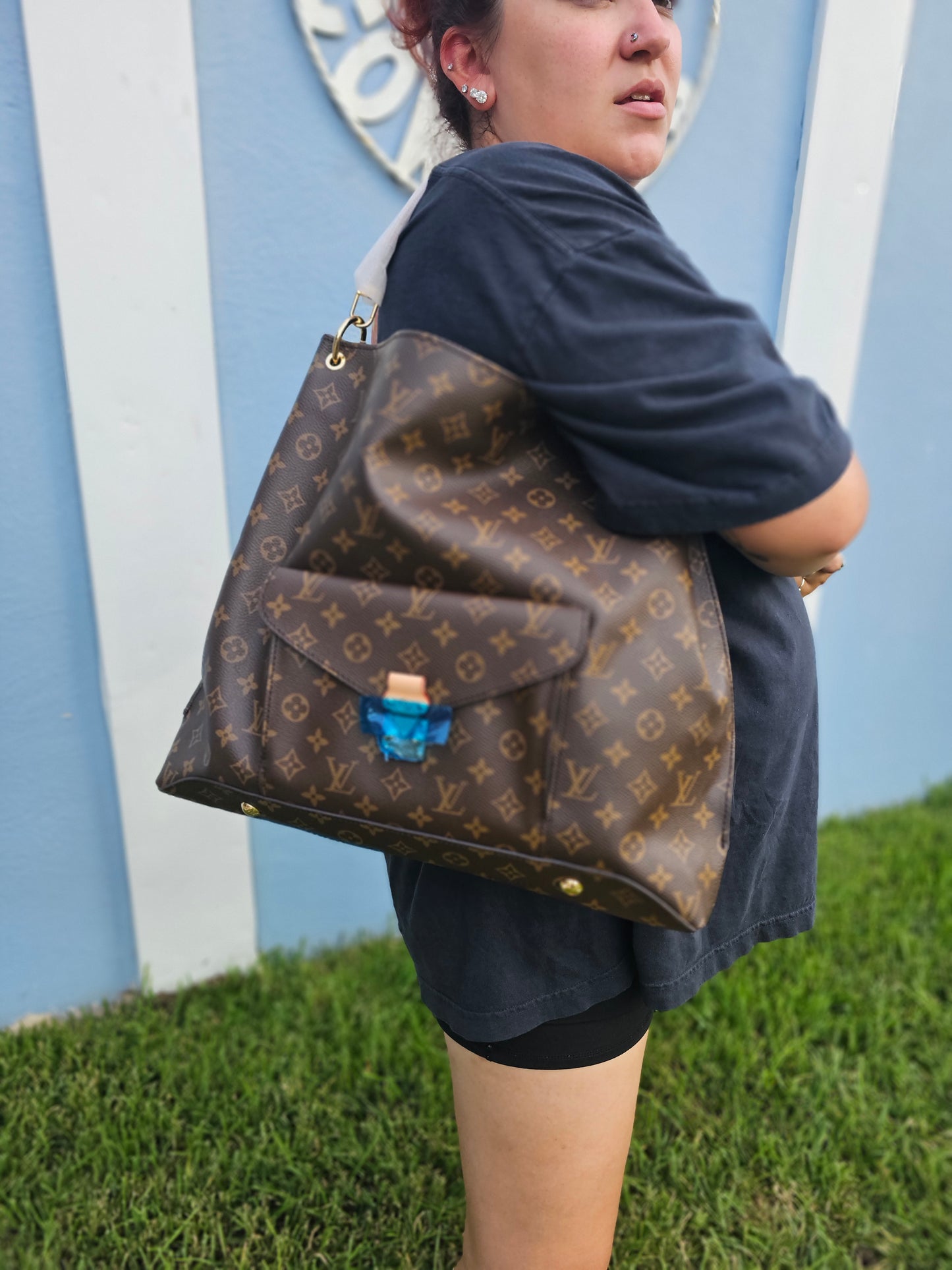 Large shoulder carry