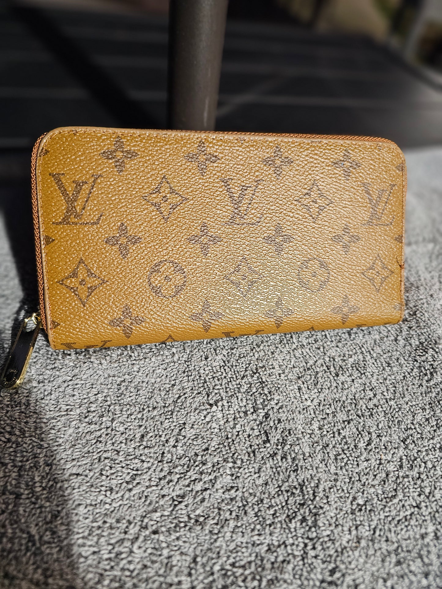 Full-size zippy wallet