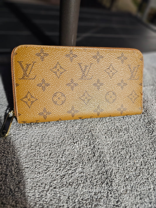 Full-size zippy wallet