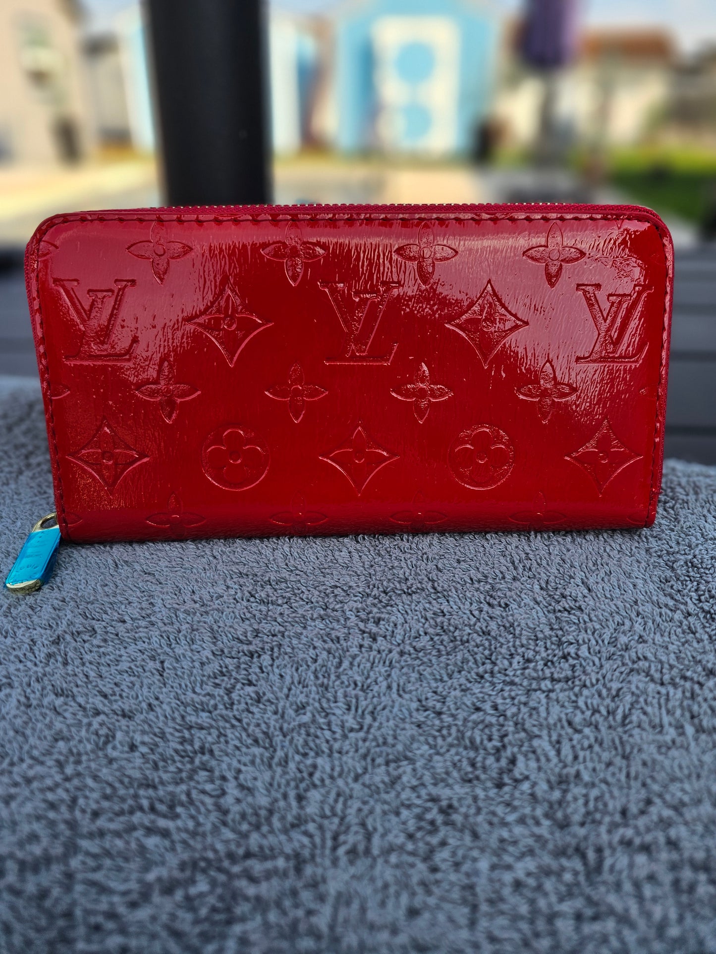 Full-size zippy wallet