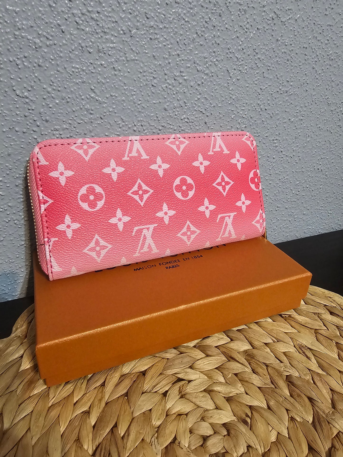 Full-size zippy wallet