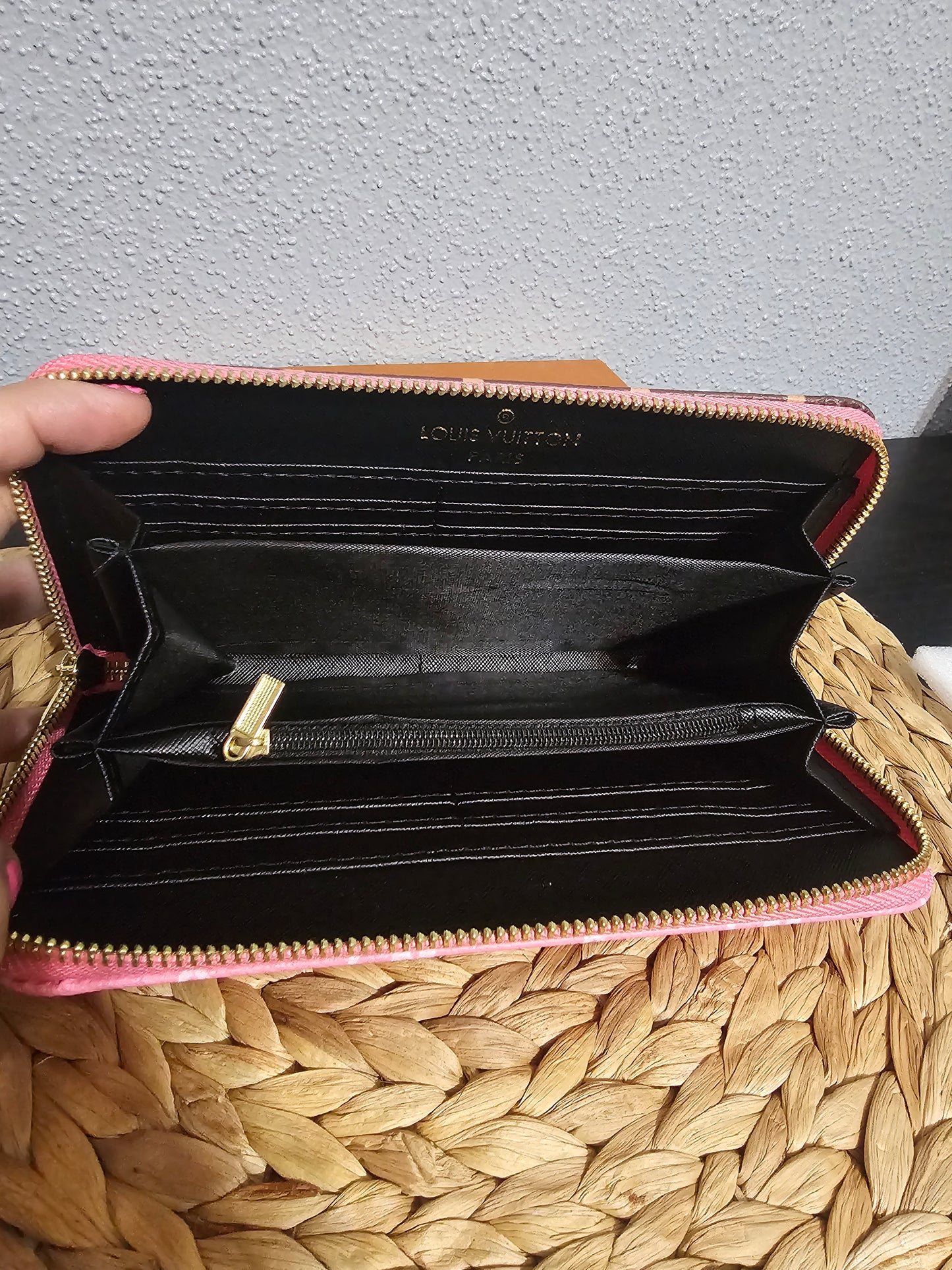 Full-size zippy wallet