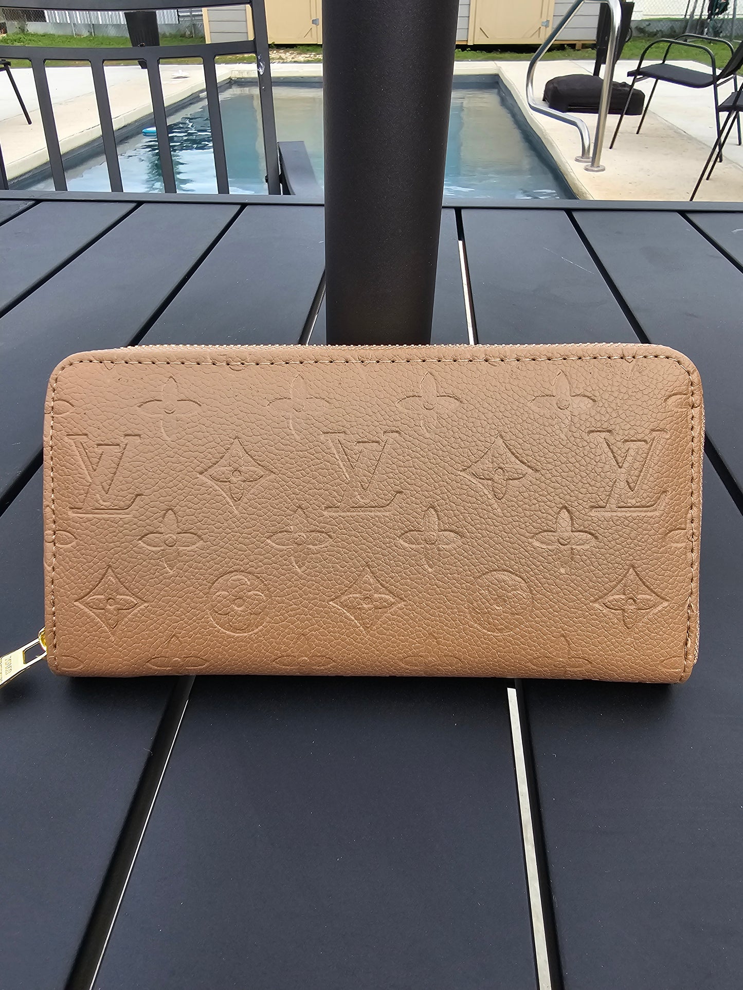 Full-size zippy wallet
