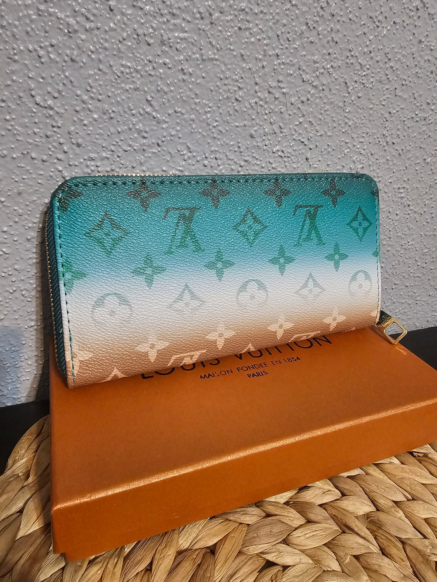 Full-size zippy wallet