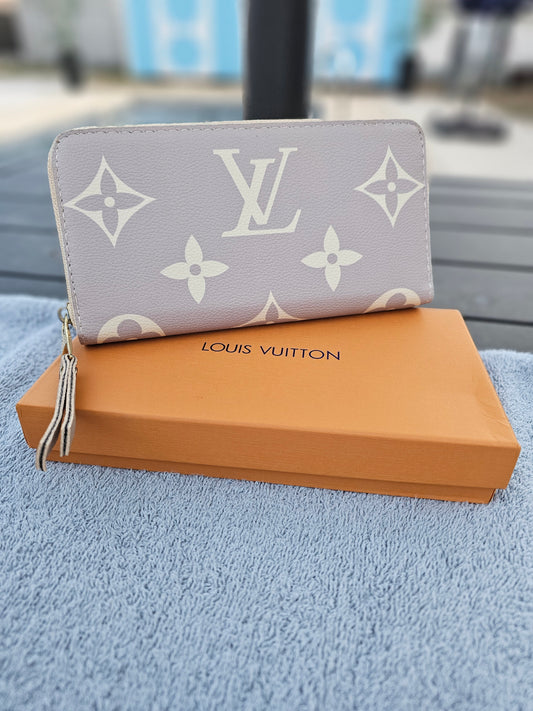 Full-size zippy wallet