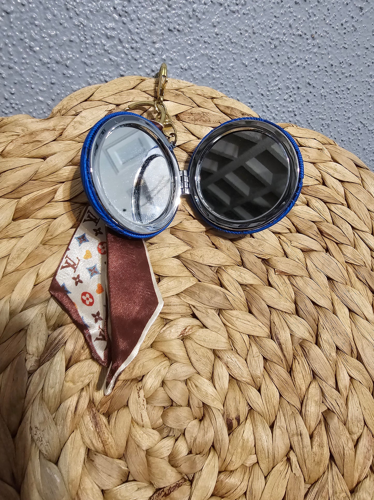 Small compact mirror (2in.)