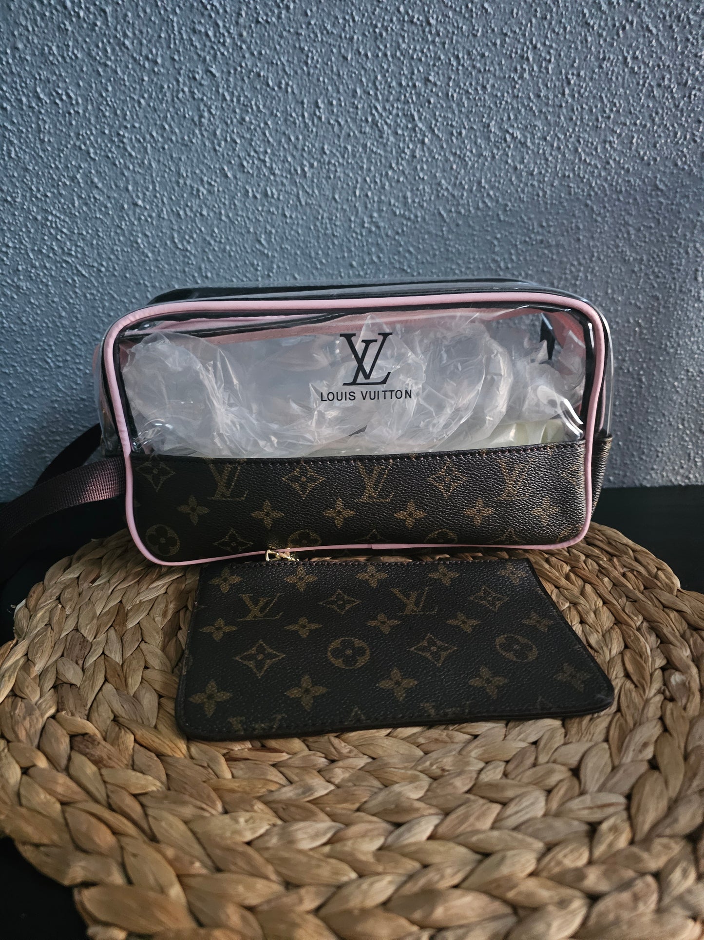 Toiletry bag w/pink trim (10in.x6in)