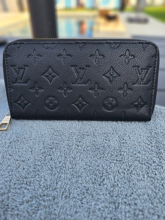 Full-size zippy wallet