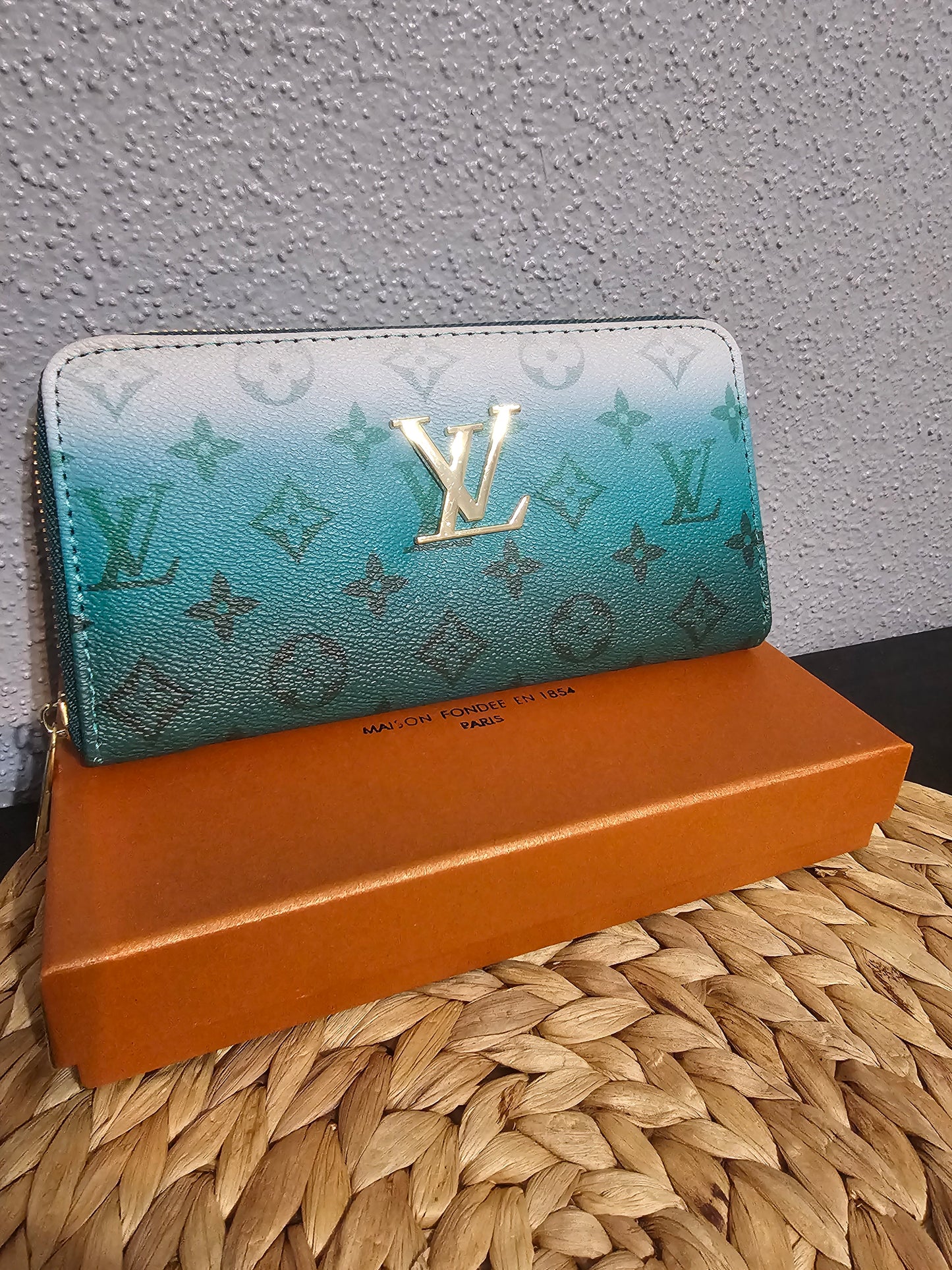 Full-size zippy wallet