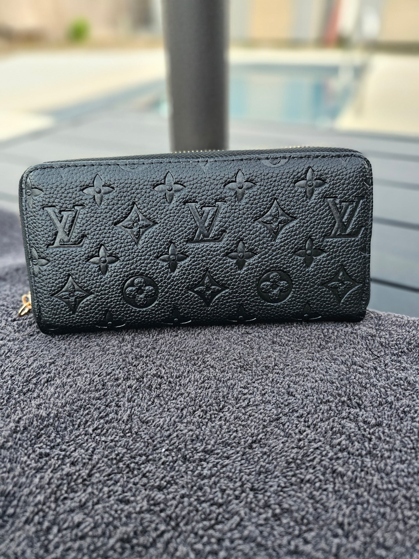 Full-size zippy wallet