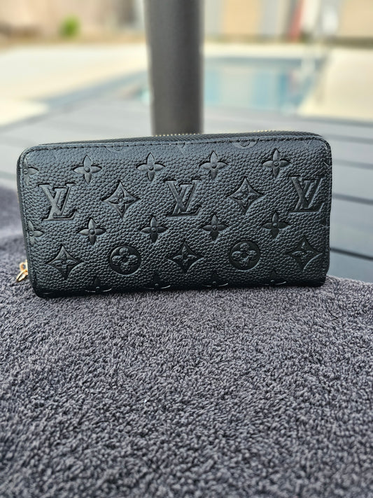 Full-size zippy wallet