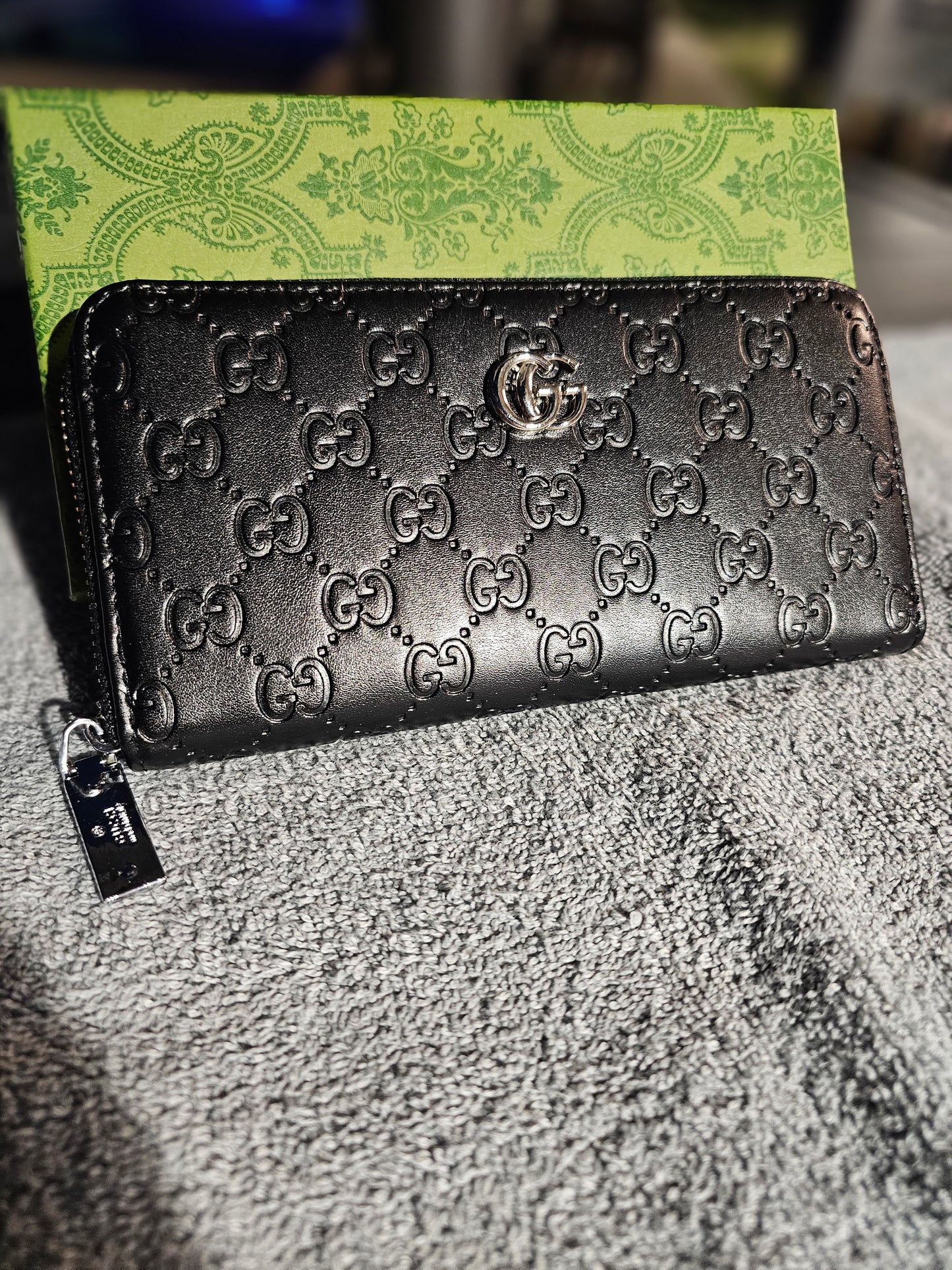 Full-size zippy wallet