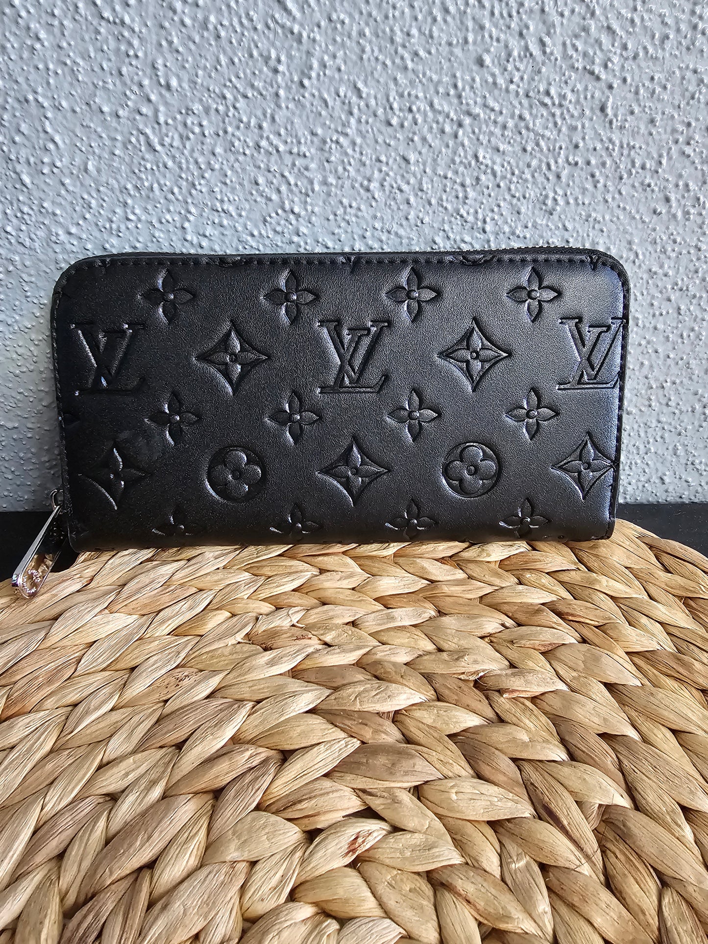 Full-size zippy wallet