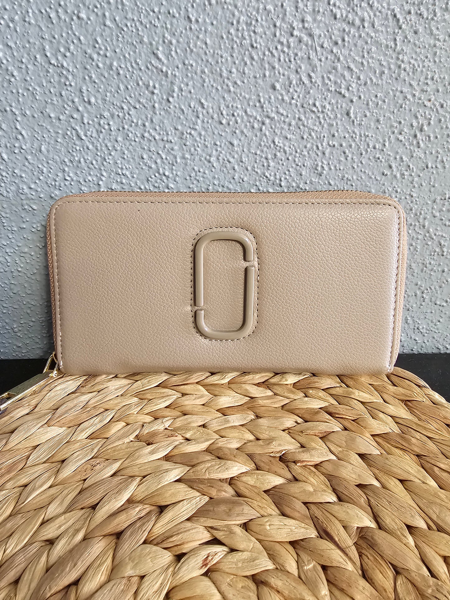 Full-size zippy wallet