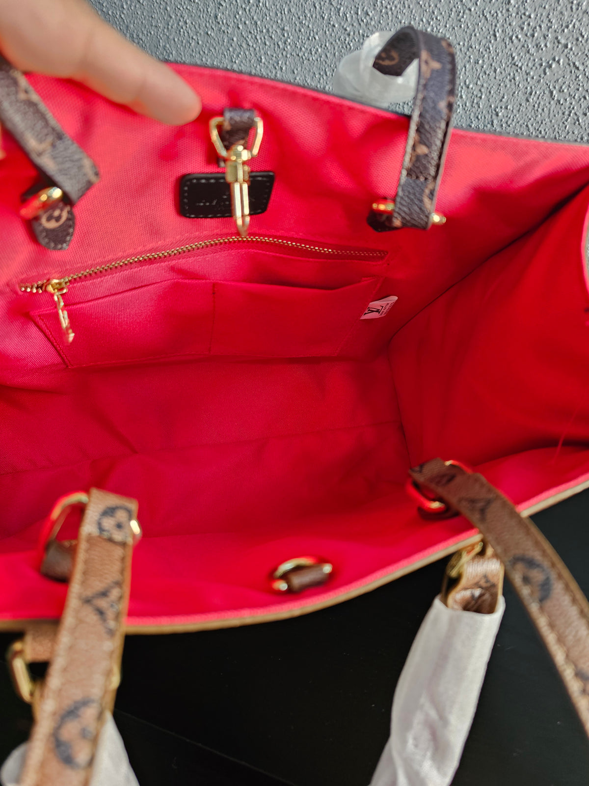 💥CLEARANCE large on the go bag (small spot on the bag)