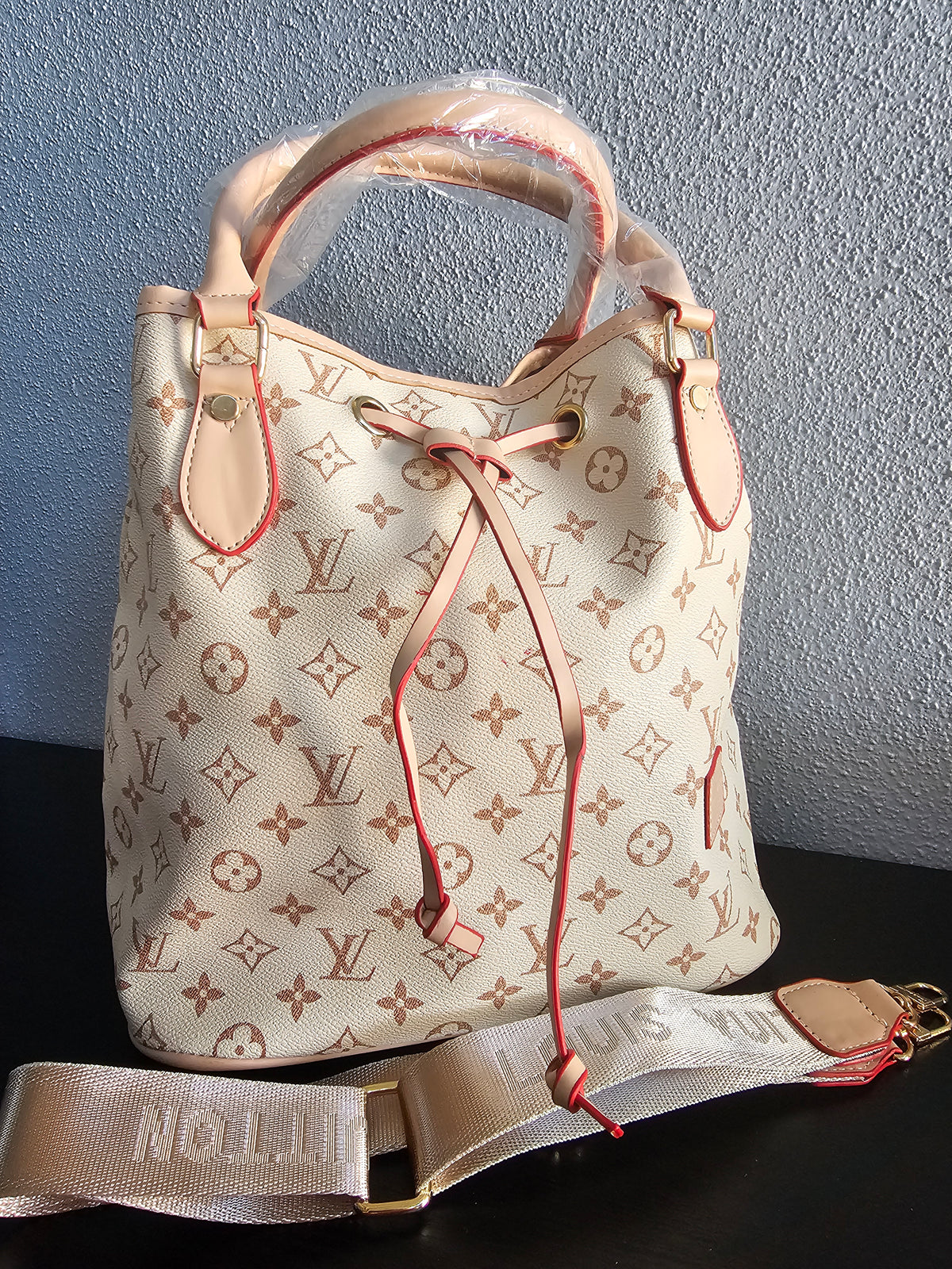 💥CLEARANCE large bucket bag (small red markings) (13x12in)