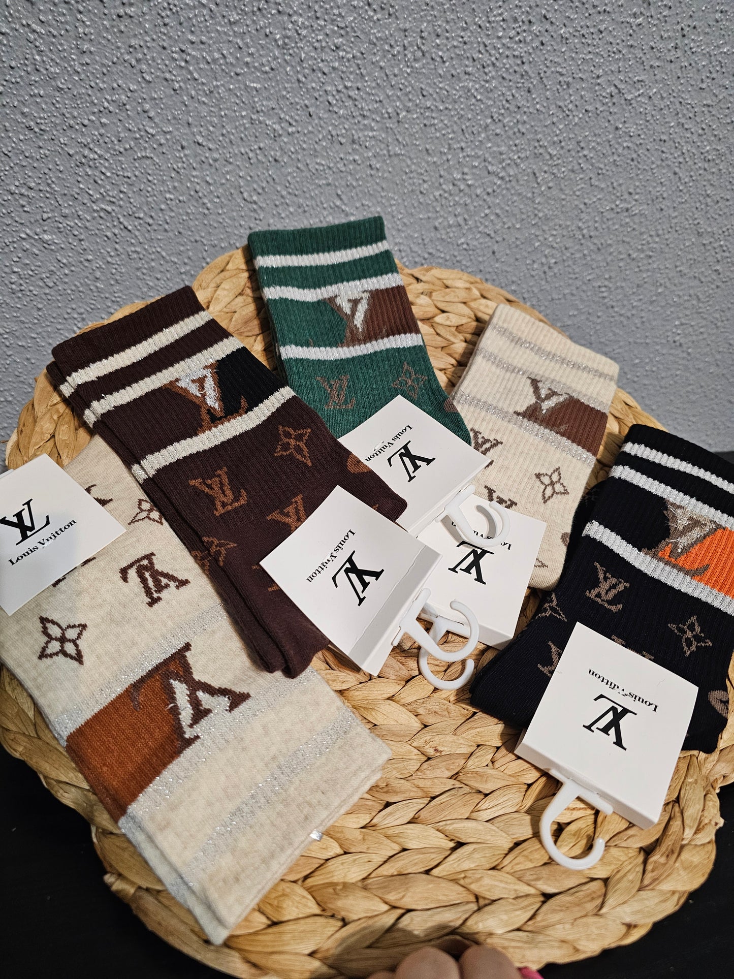 5 pck crew socks (size 6-9)