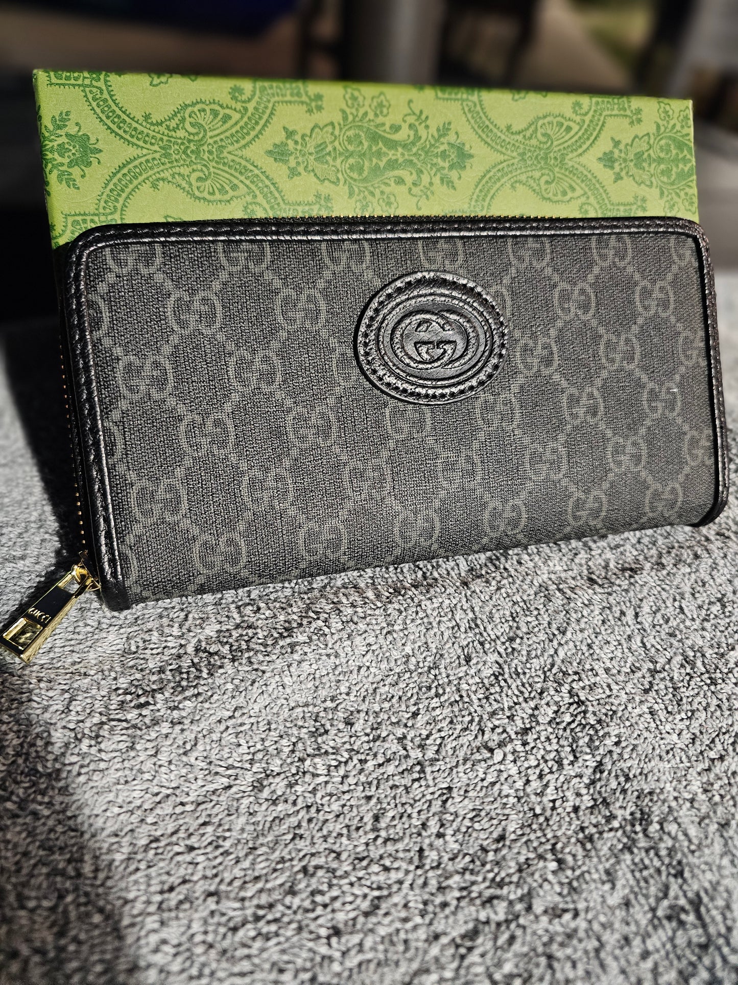 Full-size zippy wallet