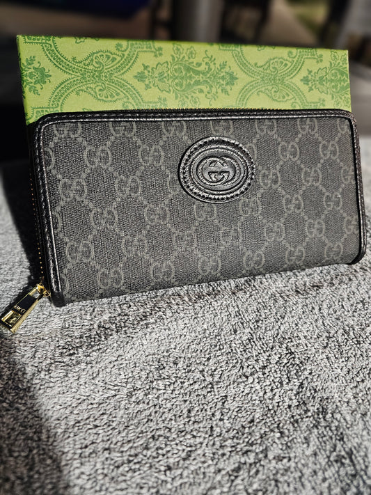 Full-size zippy wallet
