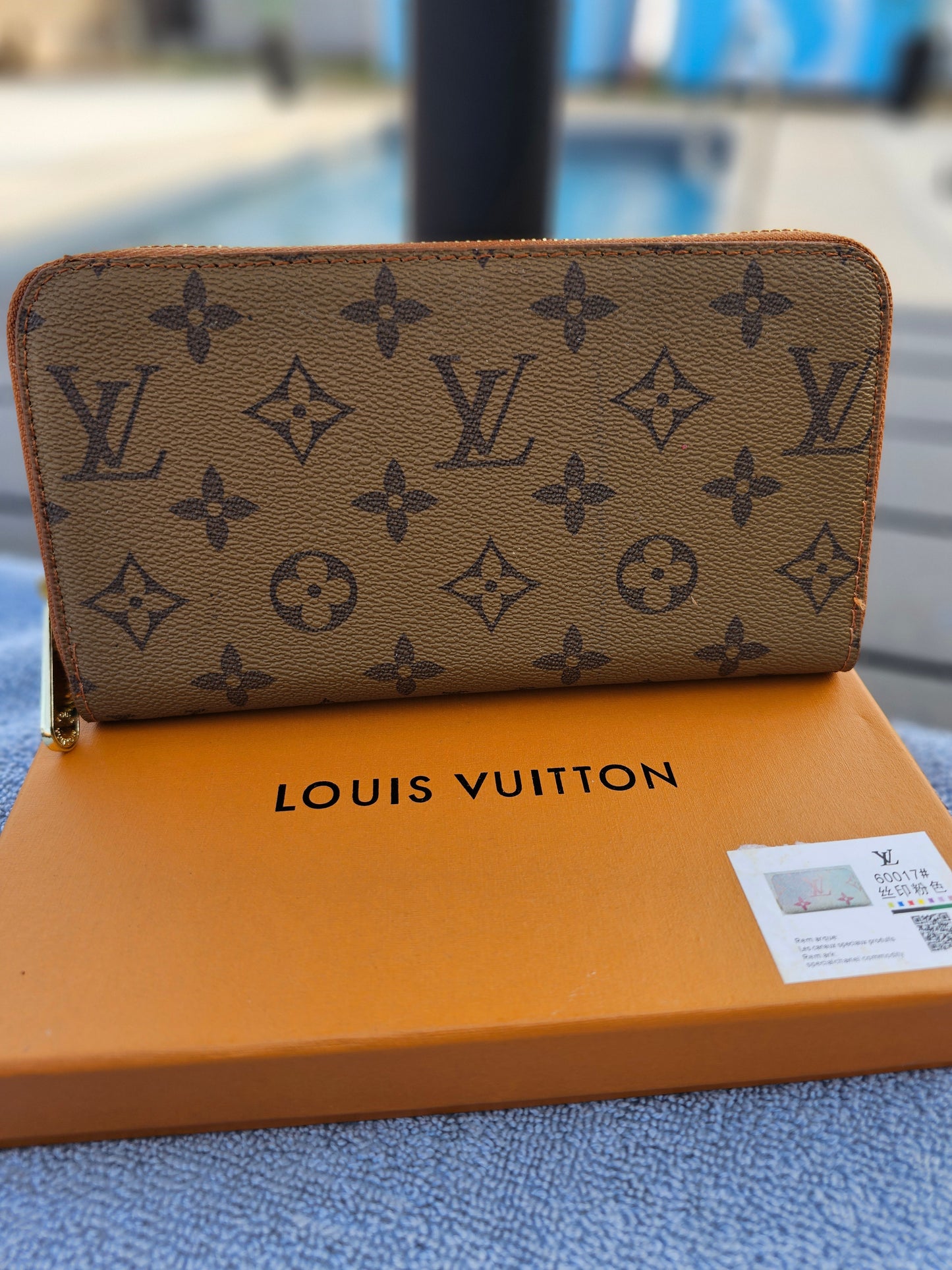 Full-size zippy wallet