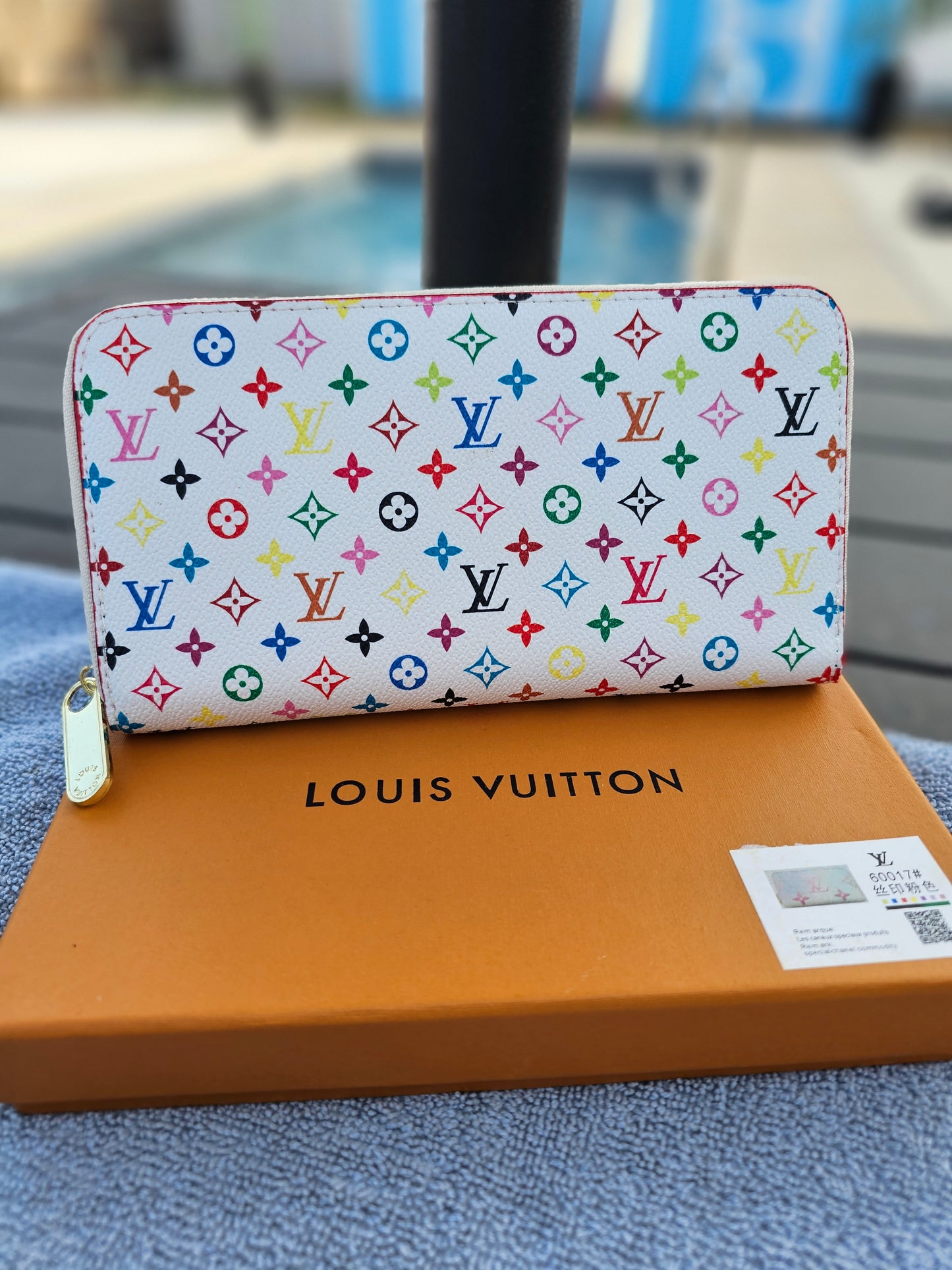 Full-size zippy wallet