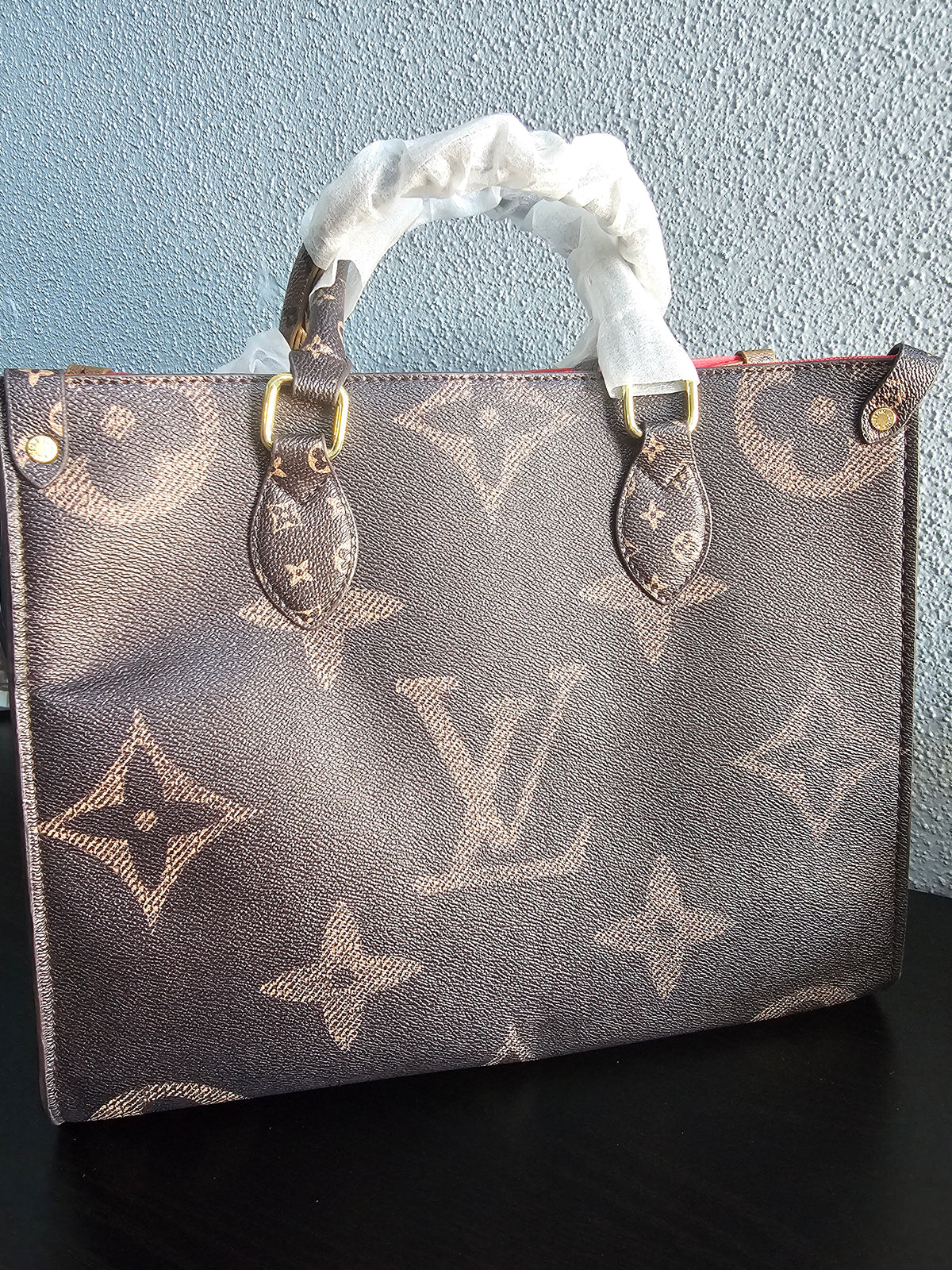 💥CLEARANCE large on the go bag (small spot on the bag)