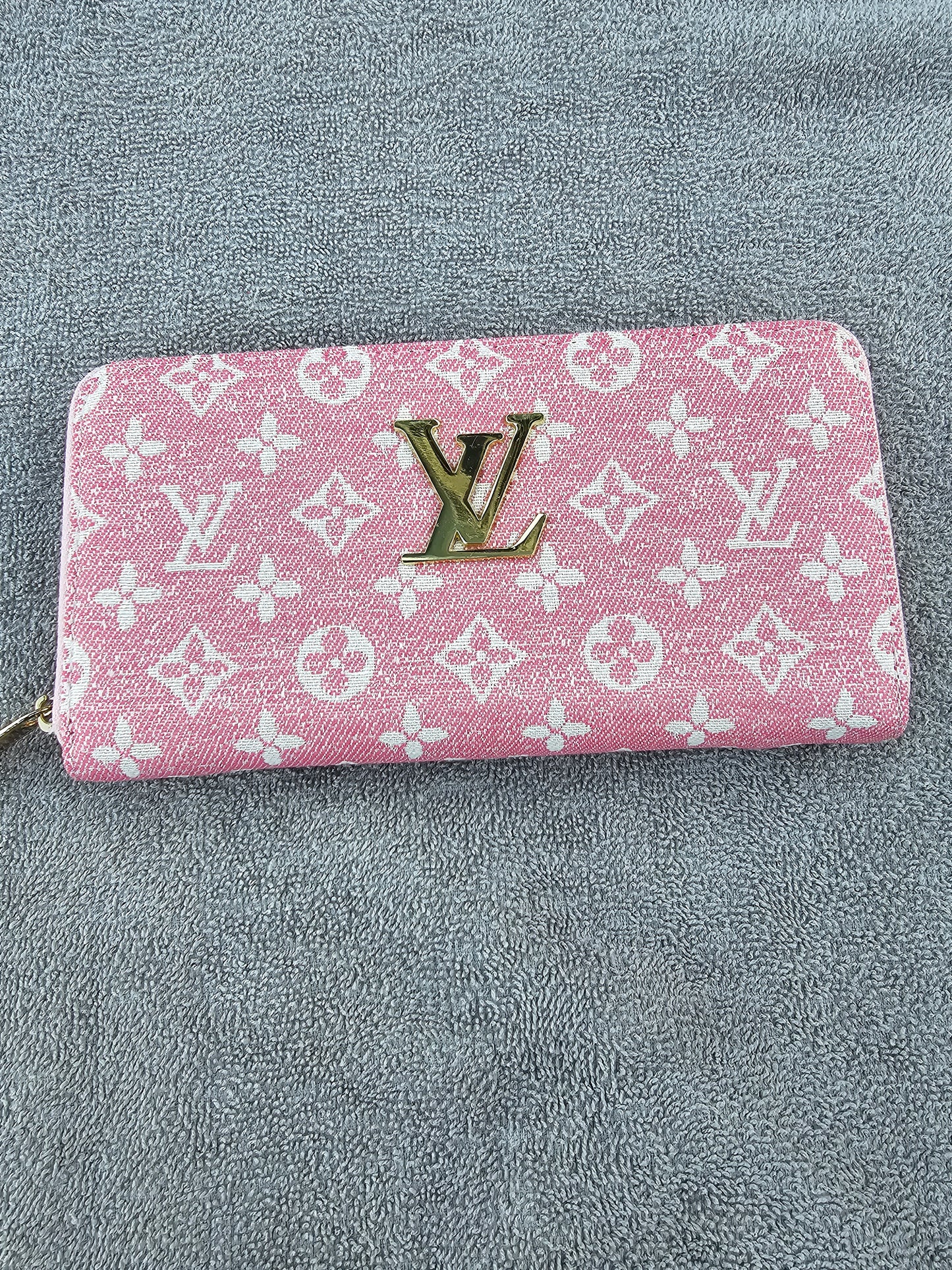 Full-size zippy wallet
