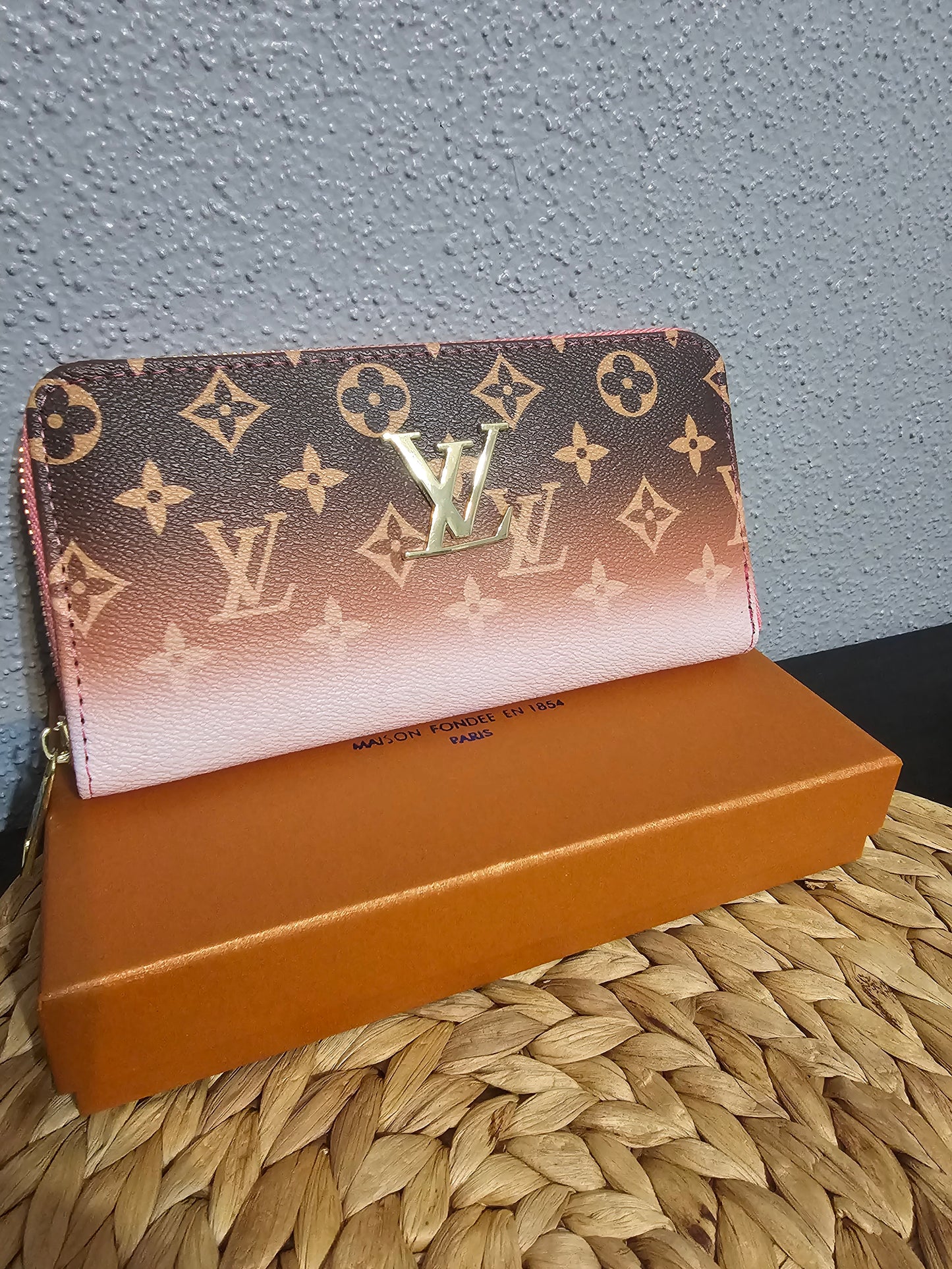 Full-size zippy wallet