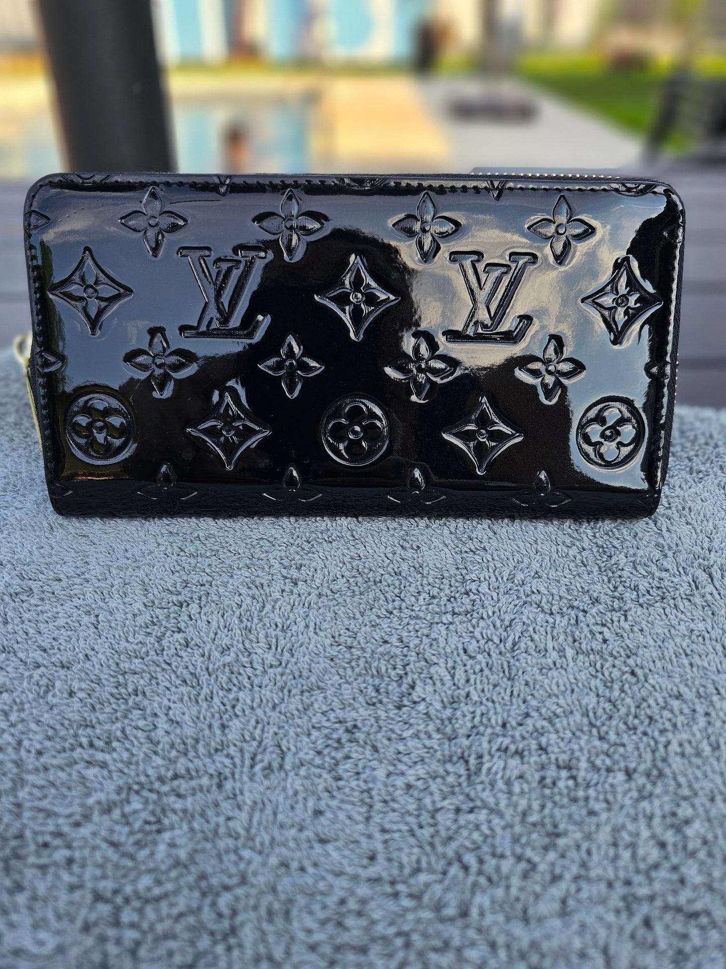 Full-size zippy wallet