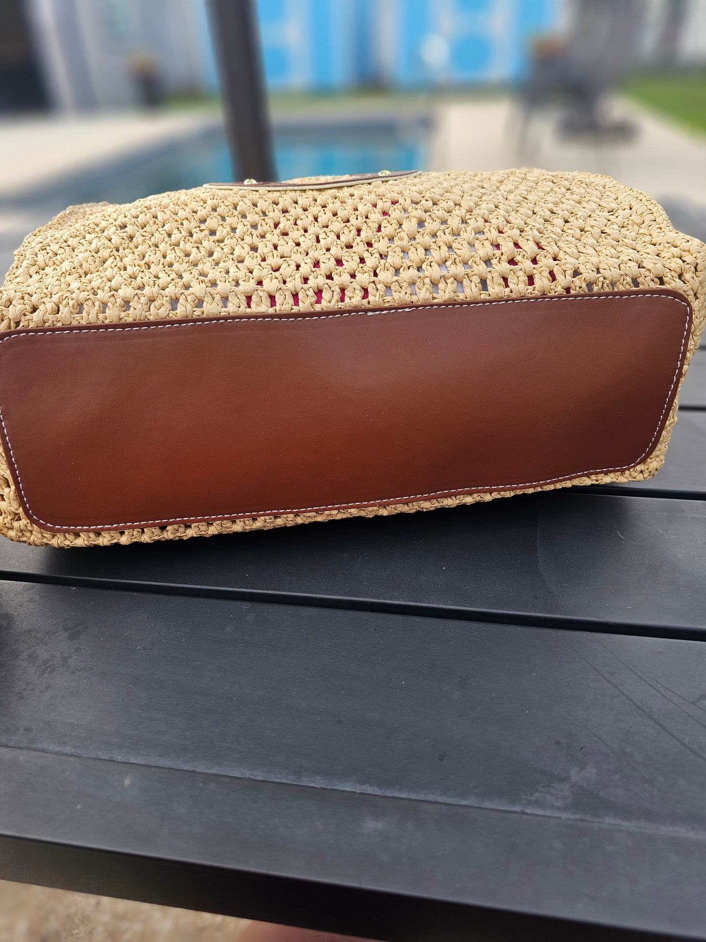 Medium straw tote