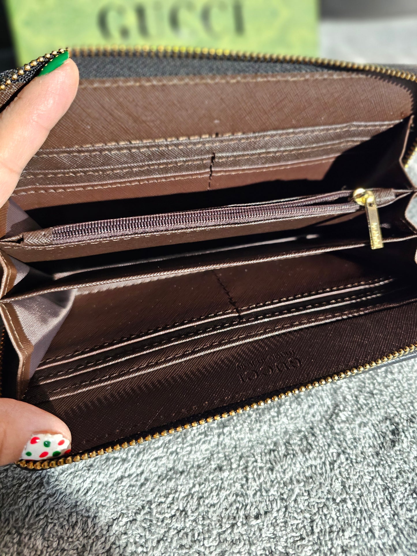 Full-size zippy wallet