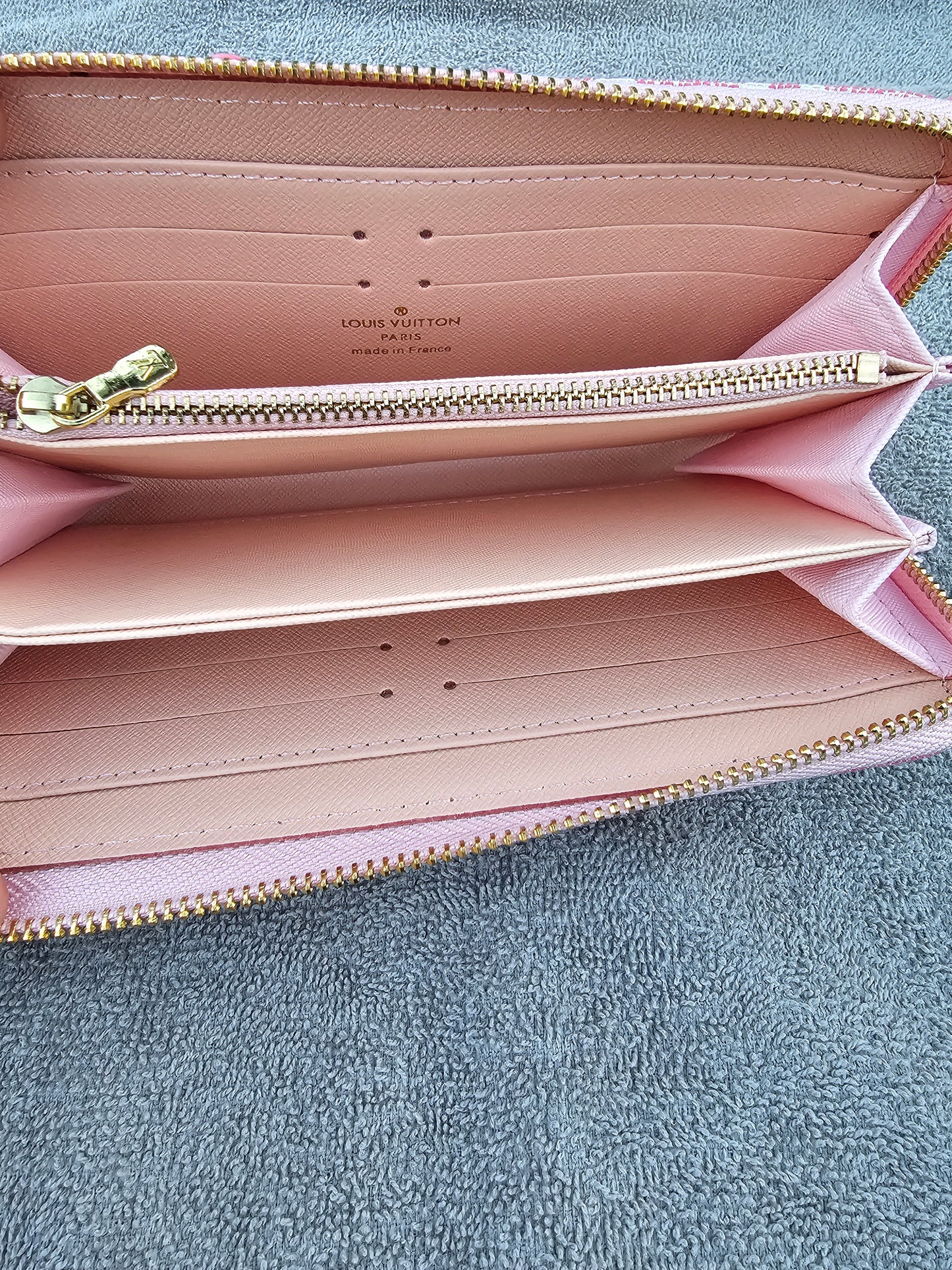 Full-size zippy wallet